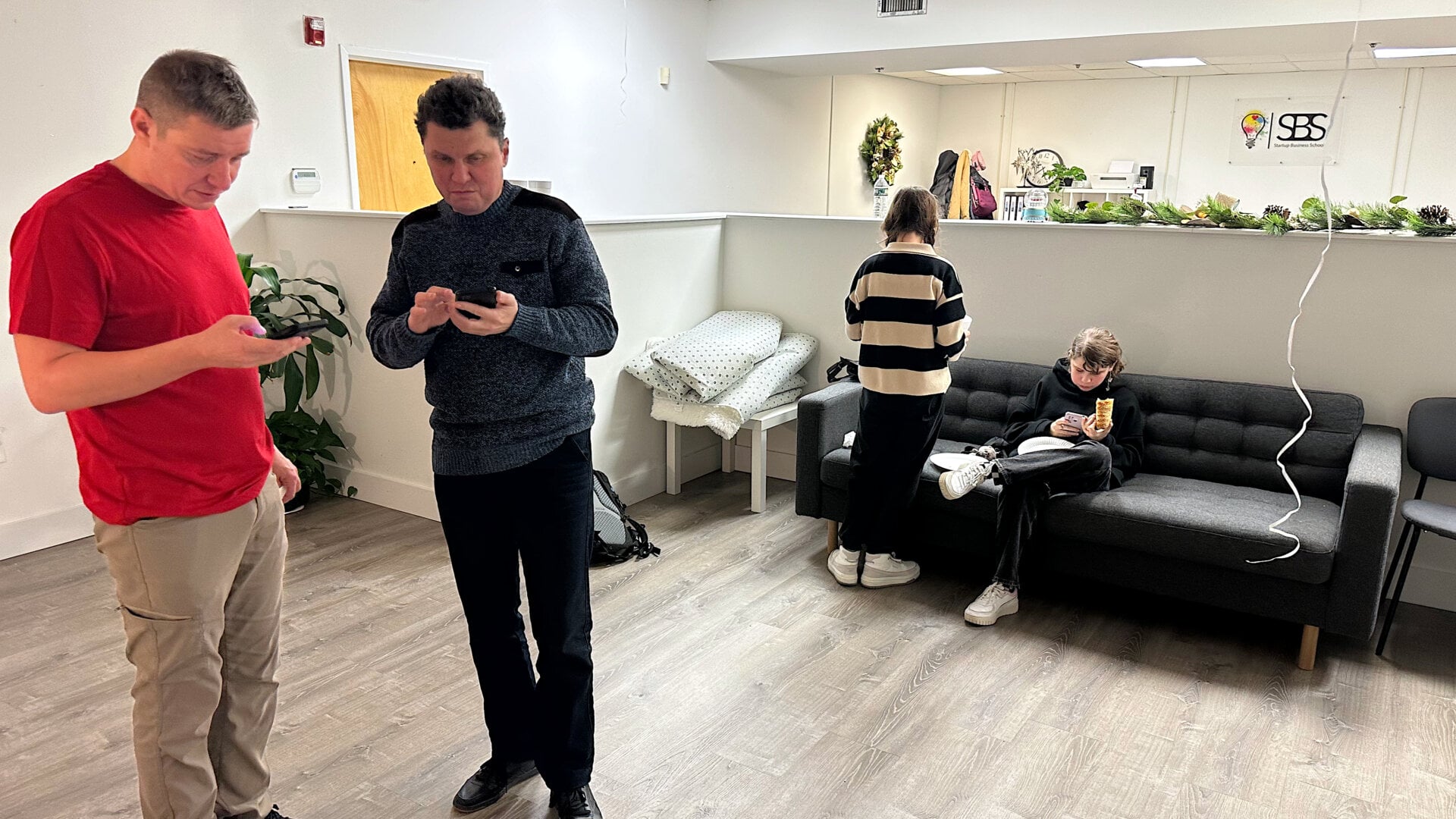 Фотография участников встречи русскоязычного сообщества в Филадельфии (штат Пенсильвания, США) 24 декабря 2023 года, организованной Владом (Владимиром) Дорохиным.