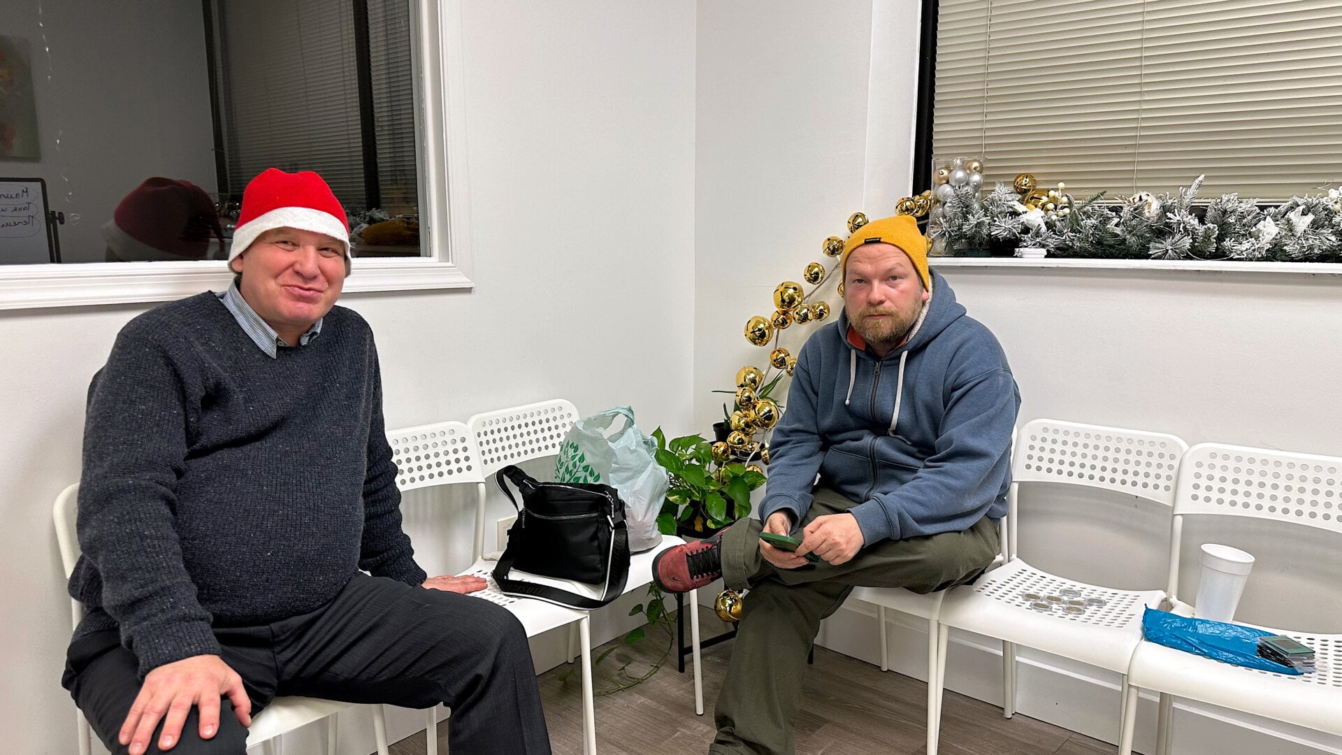 Фотография двух участников встречи русскоязычного сообщества в Филадельфии (штат Пенсильвания, США) 24 декабря 2023 года, организованной Владом (Владимиром) Дорохиным.