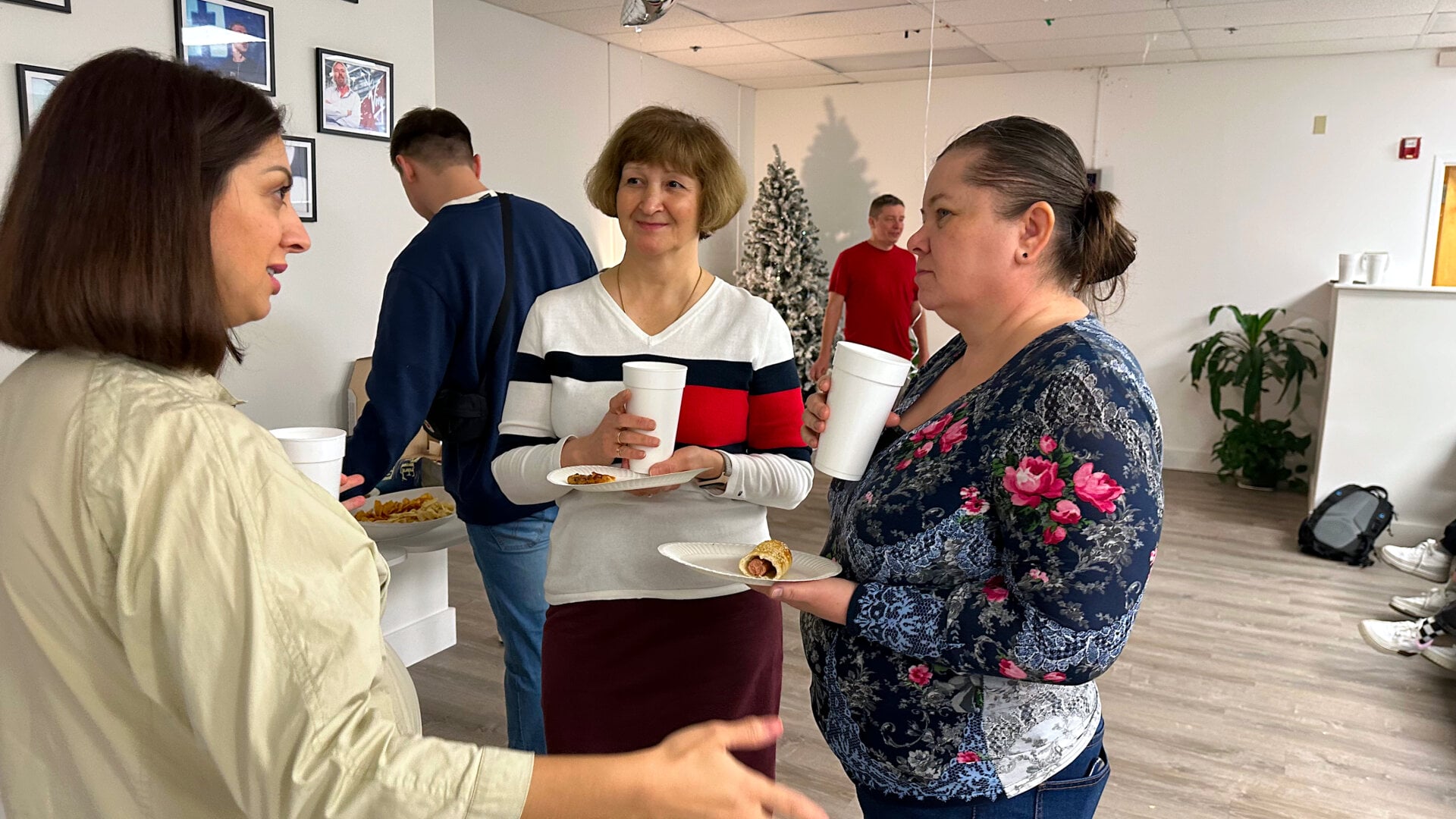 Фотография участников встречи русскоязычного сообщества в Филадельфии (штат Пенсильвания, США) 24 декабря 2023 года, организованной Владом (Владимиром) Дорохиным.