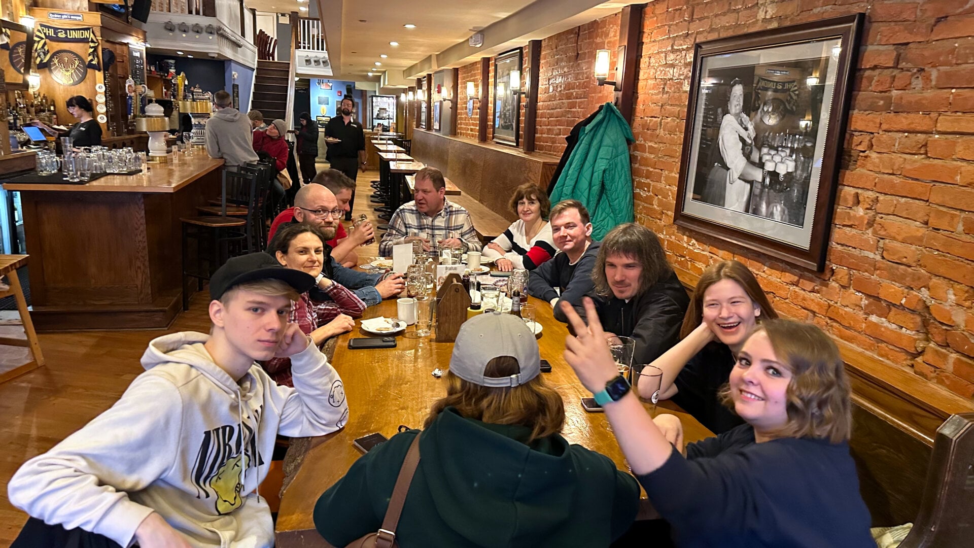 Фотография участников встречи русскоязычного сообщества в Филадельфии (штат Пенсильвания, США) 11 февраля 2024 года, организованной Владом (Владимиром) Дорохиным.