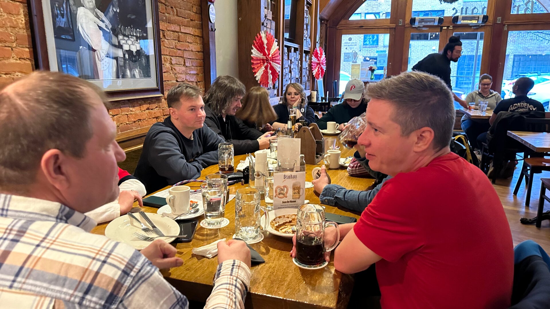 Фотография участников встречи русскоязычного сообщества в Филадельфии (штат Пенсильвания, США) 11 февраля 2024 года, организованной Владом (Владимиром) Дорохиным.