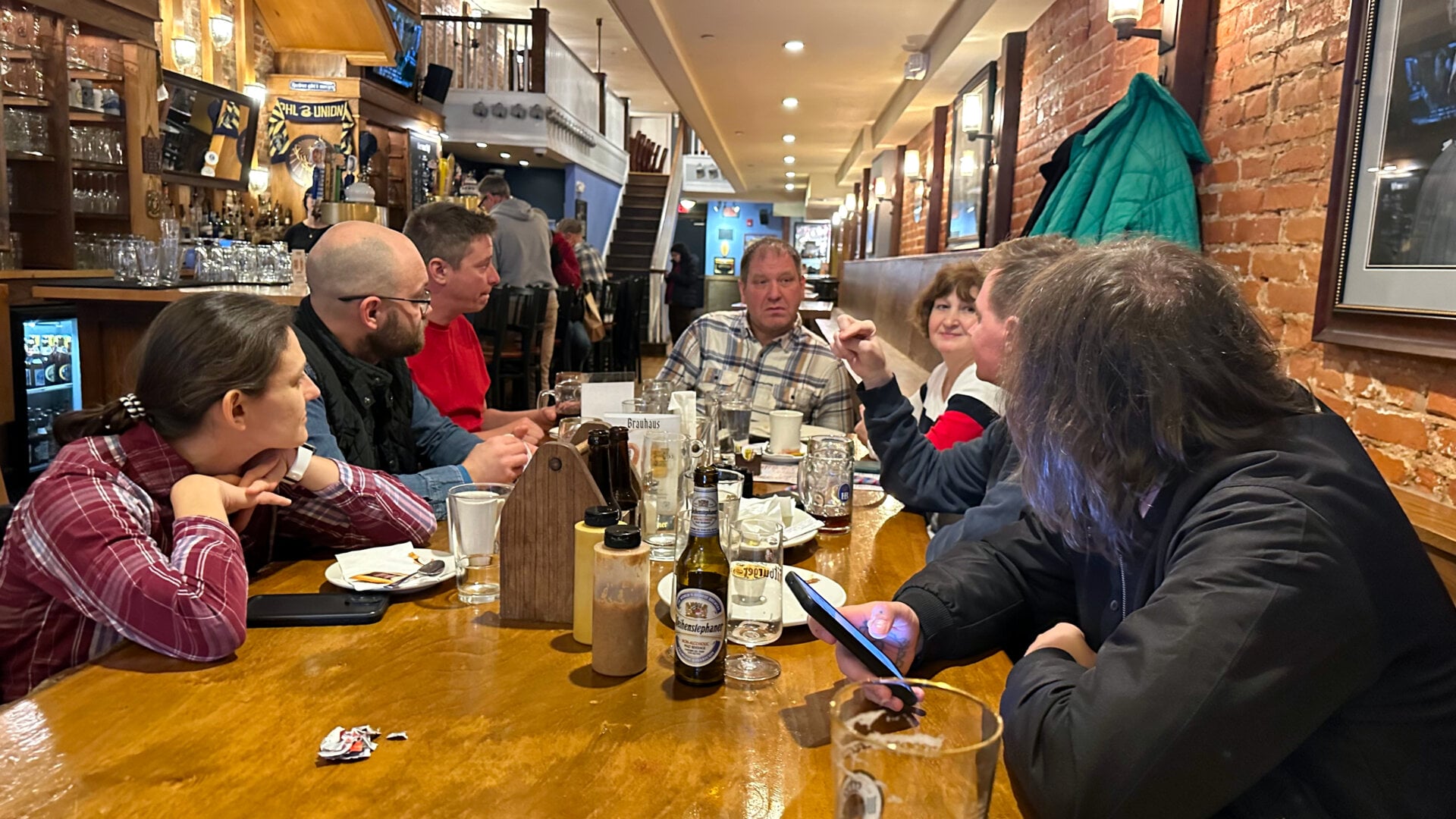 Фотография участников встречи русскоязычного сообщества в Филадельфии (штат Пенсильвания, США) 11 февраля 2024 года, организованной Владом (Владимиром) Дорохиным.