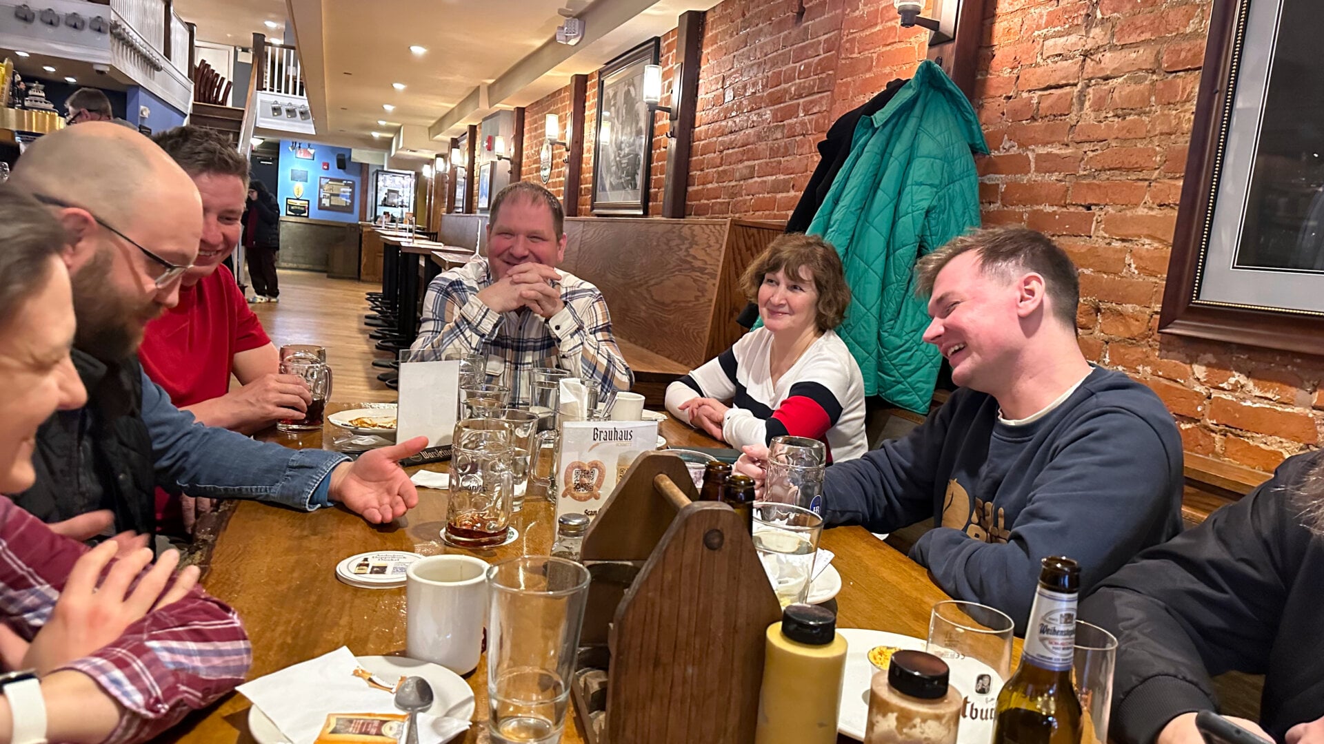 Фотография участников встречи русскоязычного сообщества в Филадельфии (штат Пенсильвания, США) 11 февраля 2024 года, организованной Владом (Владимиром) Дорохиным.