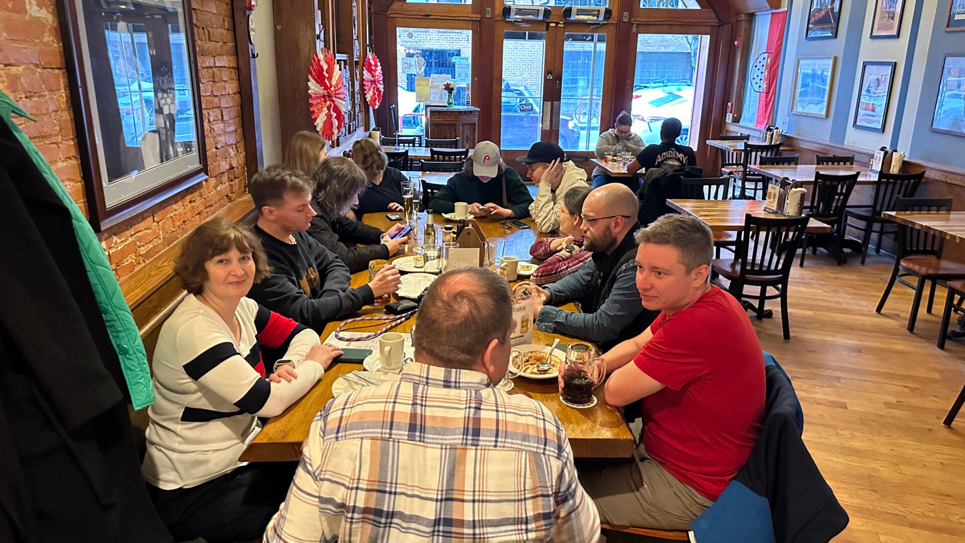 Фотография участников встречи русскоязычного сообщества в Филадельфии (штат Пенсильвания, США) 11 февраля 2024 года, организованной Владом (Владимиром) Дорохиным.