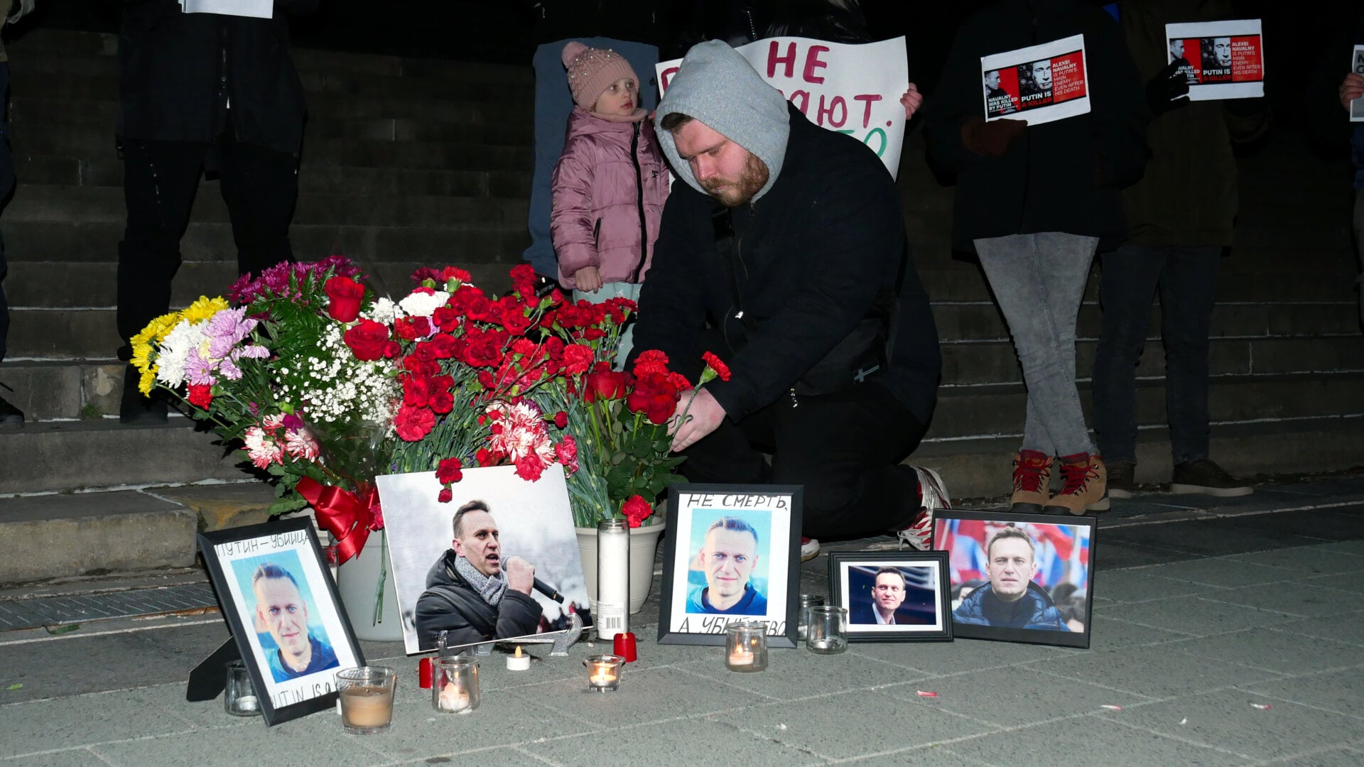 Фотография участников российской акции протеста, посвящённой смерти Алексея Навального и организованной Владом Дорохиным (Владимиром Дорохиным) около Художественного музея в Филадельфии (штат Пенсильвания, США) 1 марта 2024 года.