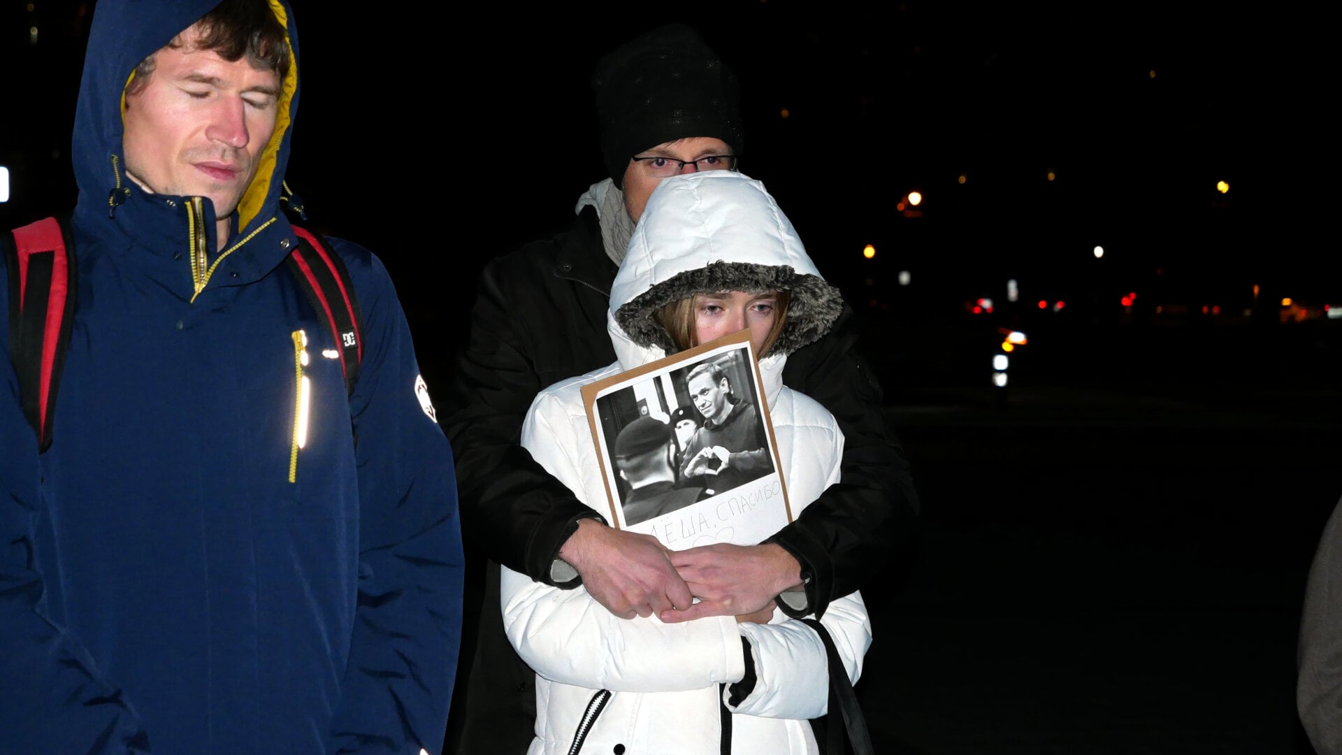 Фотография участников российской акции протеста, посвящённой смерти Алексея Навального и организованной Владом Дорохиным (Владимиром Дорохиным) около Художественного музея в Филадельфии (штат Пенсильвания, США) 1 марта 2024 года.