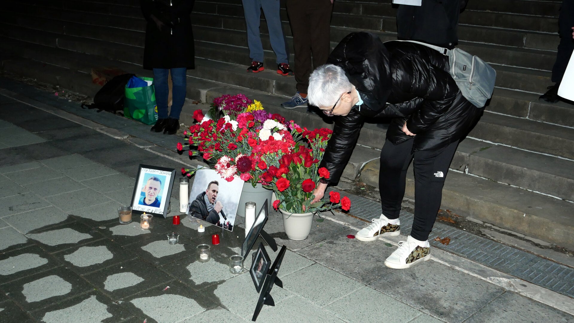 Фотография участников российской акции протеста, посвящённой смерти Алексея Навального и организованной Владом Дорохиным (Владимиром Дорохиным) около Художественного музея в Филадельфии (штат Пенсильвания, США) 1 марта 2024 года.