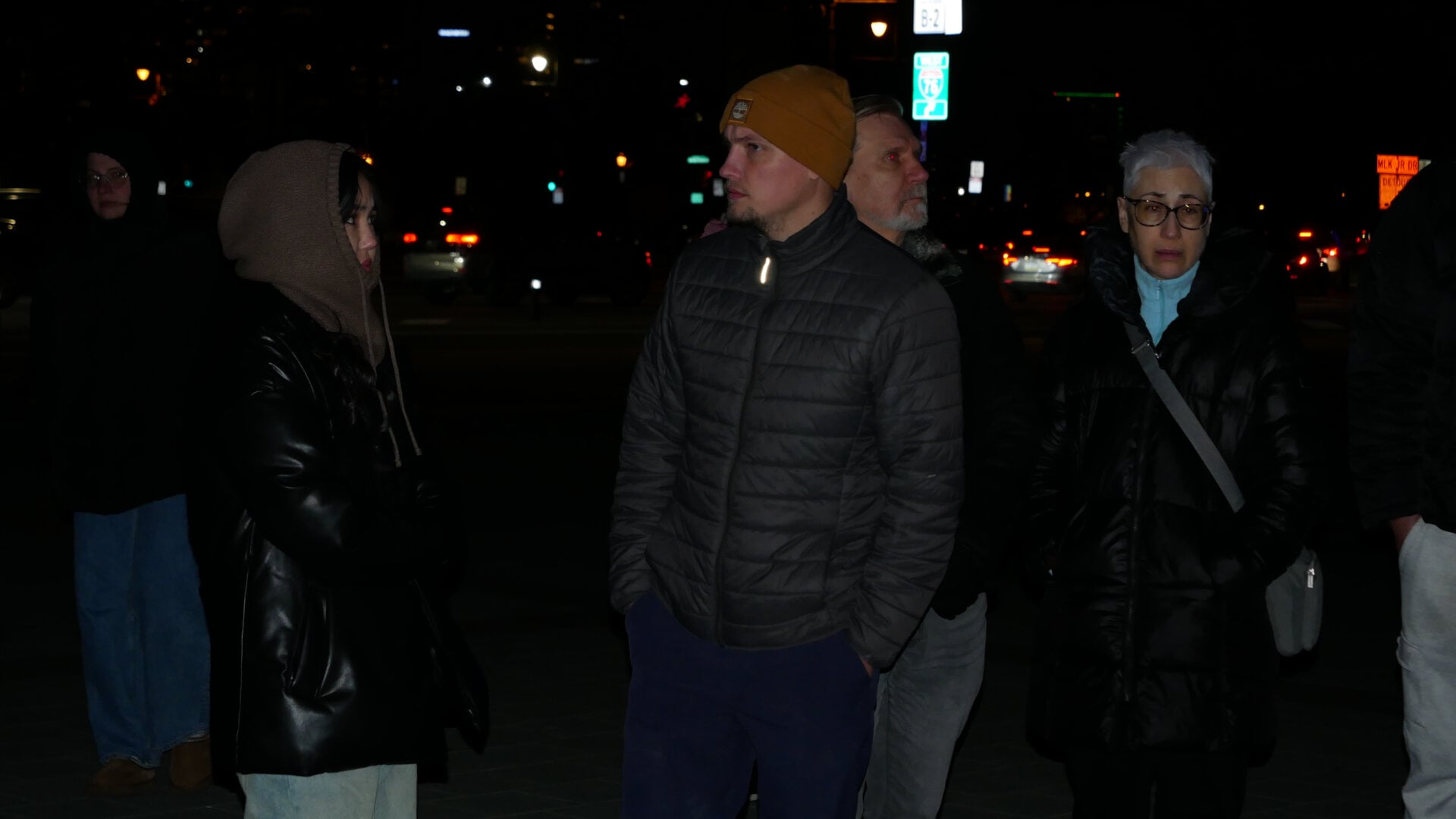 Фотография участников российской акции протеста, посвящённой смерти Алексея Навального и организованной Владом Дорохиным (Владимиром Дорохиным) около Художественного музея в Филадельфии (штат Пенсильвания, США) 1 марта 2024 года.