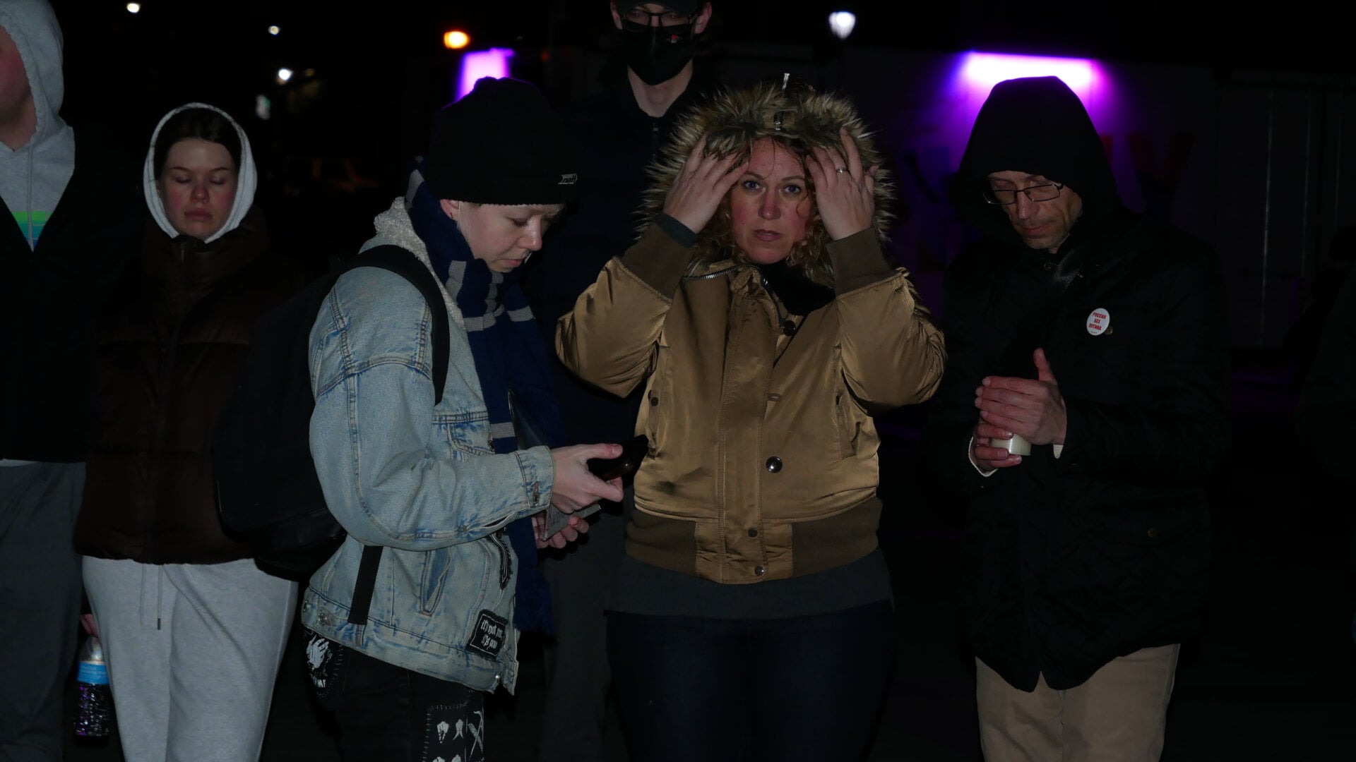 Фотография участников российской акции протеста, посвящённой смерти Алексея Навального и организованной Владом Дорохиным (Владимиром Дорохиным) около Художественного музея в Филадельфии (штат Пенсильвания, США) 1 марта 2024 года.