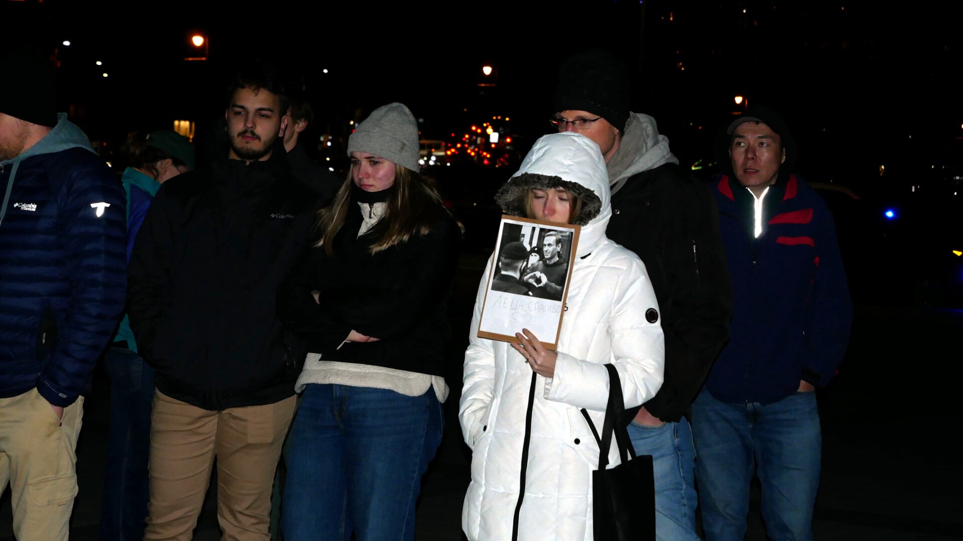 Фотография участников российской акции протеста, посвящённой смерти Алексея Навального и организованной Владом Дорохиным (Владимиром Дорохиным) около Художественного музея в Филадельфии (штат Пенсильвания, США) 1 марта 2024 года.