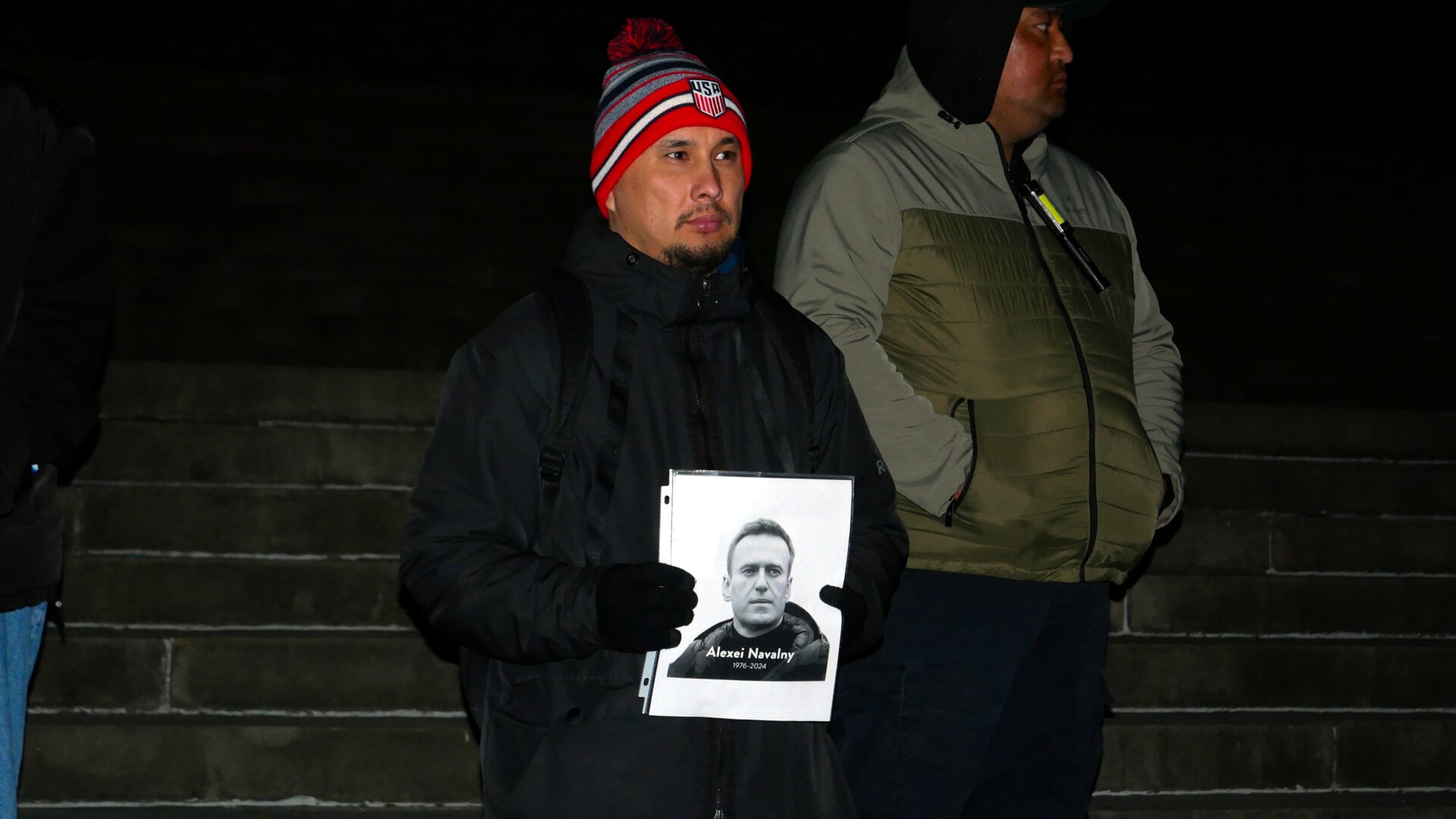 Фотография участников российской акции протеста, посвящённой смерти Алексея Навального и организованной Владом Дорохиным (Владимиром Дорохиным) около Художественного музея в Филадельфии (штат Пенсильвания, США) 1 марта 2024 года.