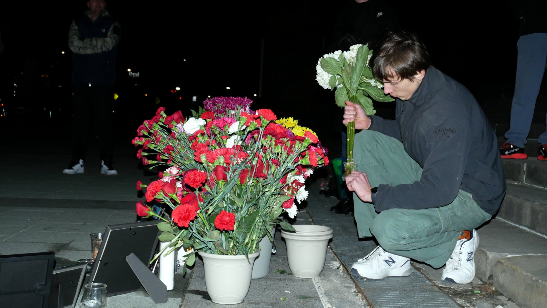 Фотография участника российской акции протеста, посвящённой смерти Алексея Навального и организованной Владом Дорохиным (Владимиром Дорохиным) около Художественного музея в Филадельфии (штат Пенсильвания, США) 1 марта 2024 года.