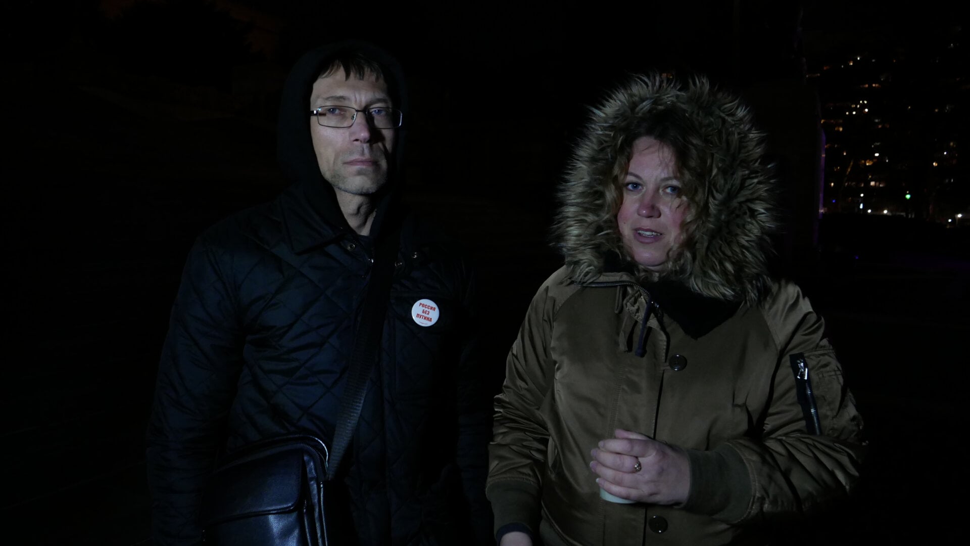 Фотография участников российской акции протеста, посвящённой смерти Алексея Навального и организованной Владом Дорохиным (Владимиром Дорохиным) около Художественного музея в Филадельфии (штат Пенсильвания, США) 1 марта 2024 года.