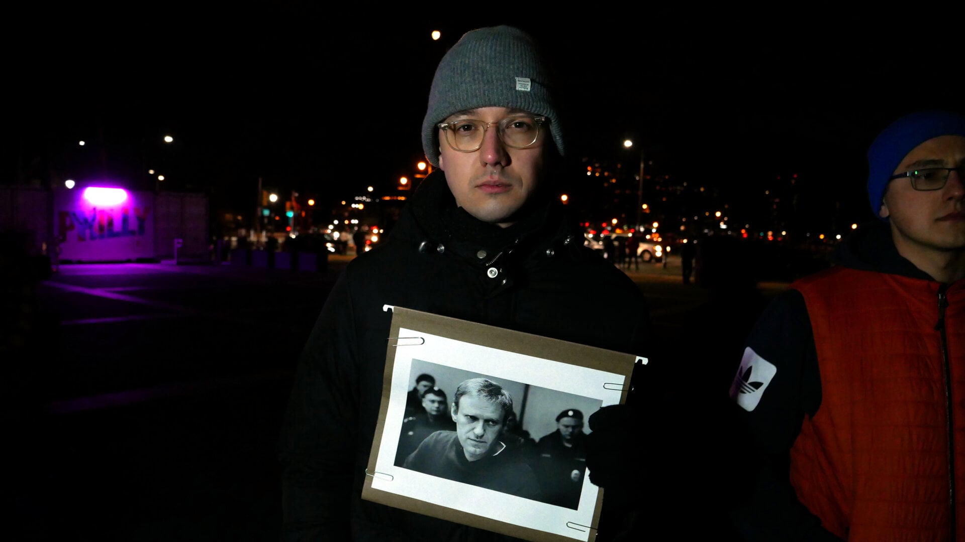 Фотография участника российской акции протеста, посвящённой смерти Алексея Навального и организованной Владом Дорохиным (Владимиром Дорохиным) около Художественного музея в Филадельфии (штат Пенсильвания, США) 1 марта 2024 года.