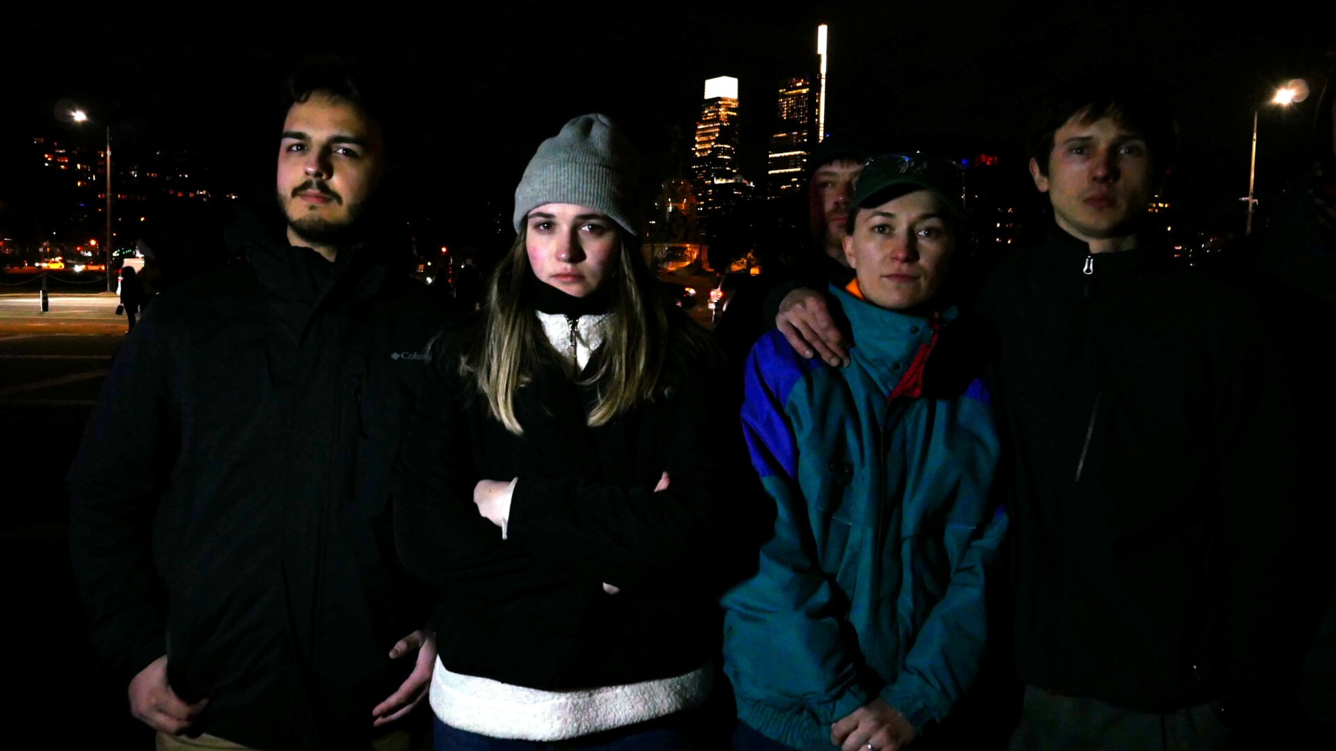 Фотография участников российской акции протеста, посвящённой смерти Алексея Навального и организованной Владом Дорохиным (Владимиром Дорохиным) около Художественного музея в Филадельфии (штат Пенсильвания, США) 1 марта 2024 года.