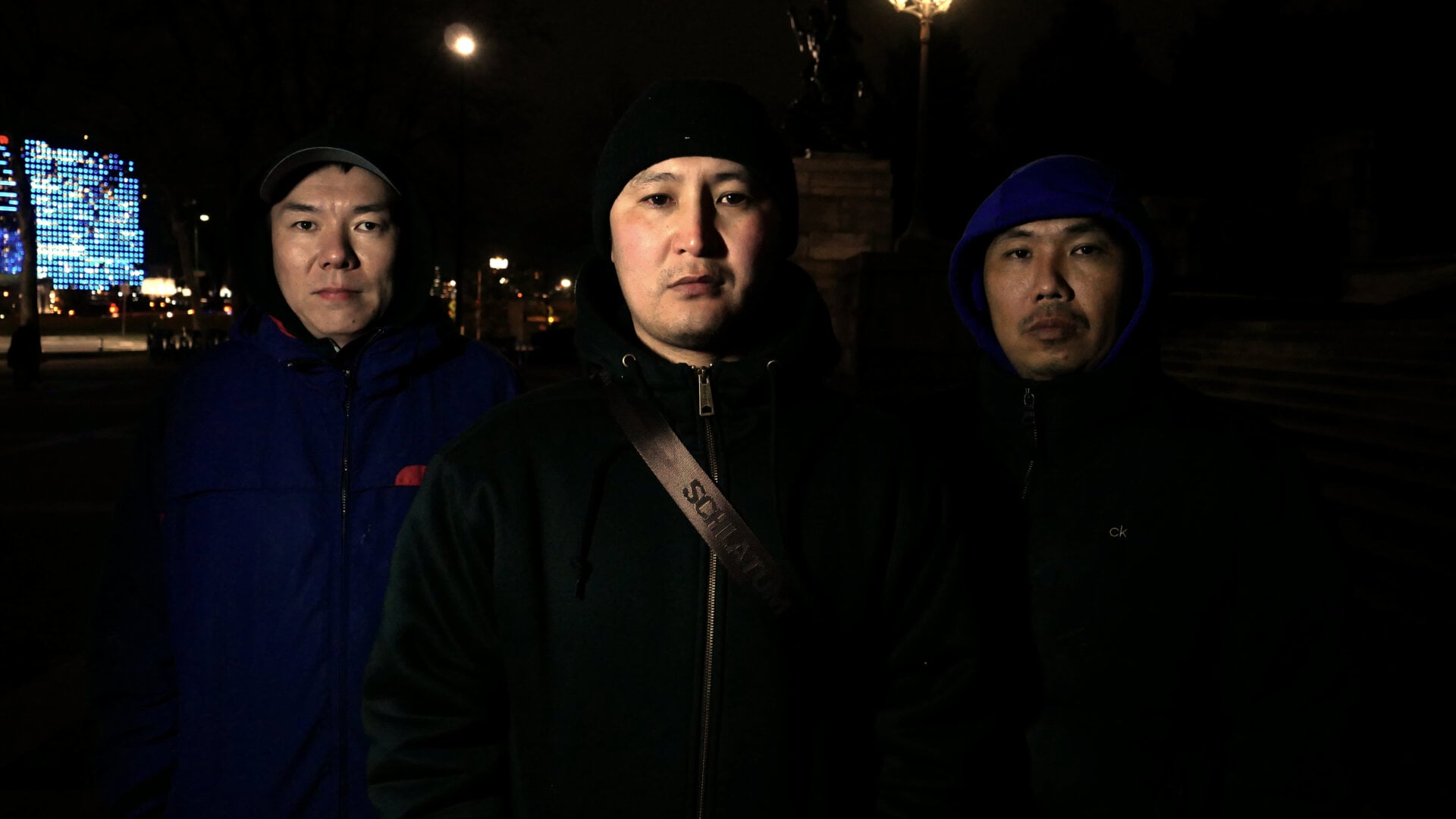 Фотография участников российской акции протеста, посвящённой смерти Алексея Навального и организованной Владом Дорохиным (Владимиром Дорохиным) около Художественного музея в Филадельфии (штат Пенсильвания, США) 1 марта 2024 года.