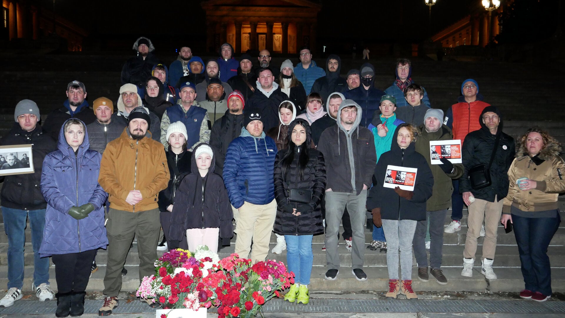 Фотография участников российской акции протеста, посвящённой смерти Алексея Навального и организованной Владом Дорохиным (Владимиром Дорохиным) около Художественного музея в Филадельфии (штат Пенсильвания, США) 1 марта 2024 года.