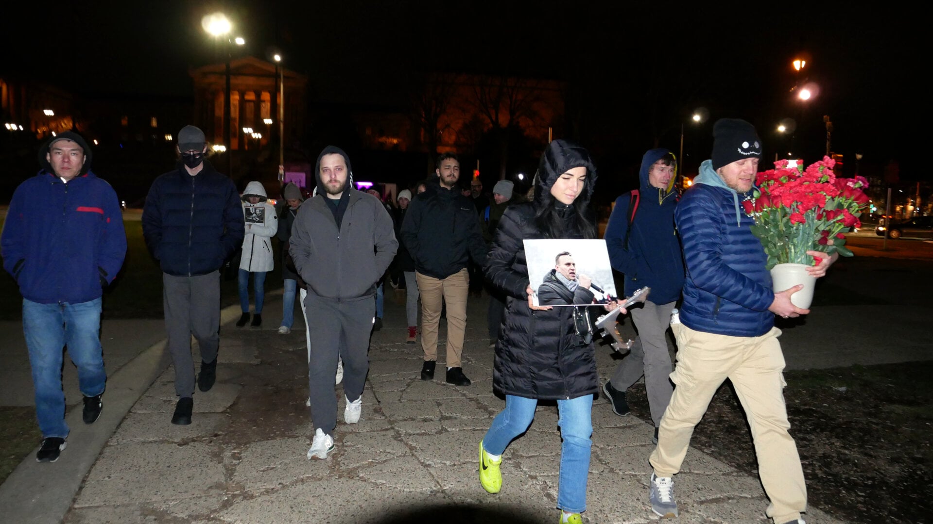 Фотография участников российской акции протеста, посвящённой смерти Алексея Навального и организованной Владом Дорохиным (Владимиром Дорохиным) около Художественного музея в Филадельфии (штат Пенсильвания, США) 1 марта 2024 года.