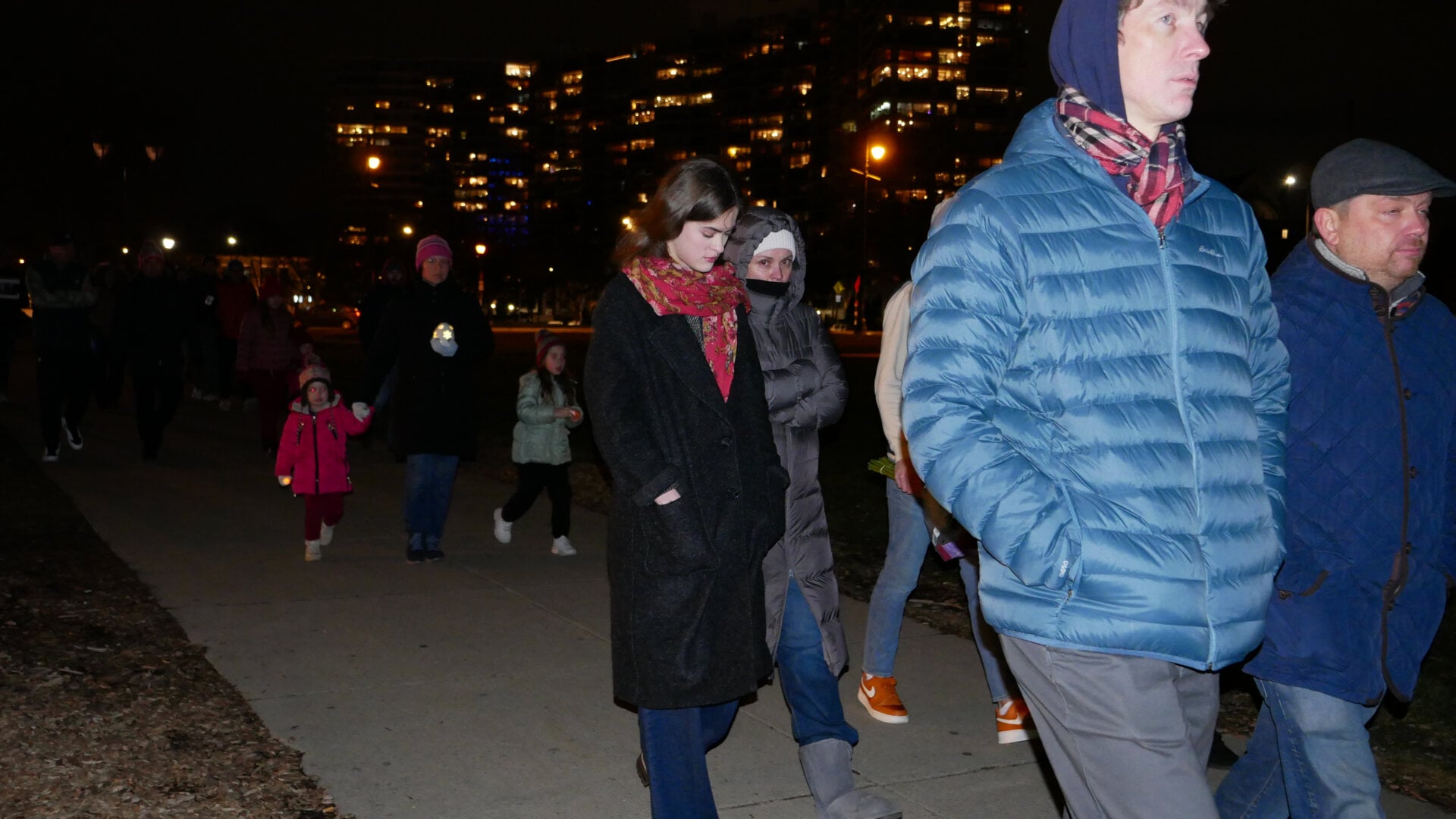 Фотография участников российской акции протеста, посвящённой смерти Алексея Навального и организованной Владом Дорохиным (Владимиром Дорохиным) около Художественного музея в Филадельфии (штат Пенсильвания, США) 1 марта 2024 года.