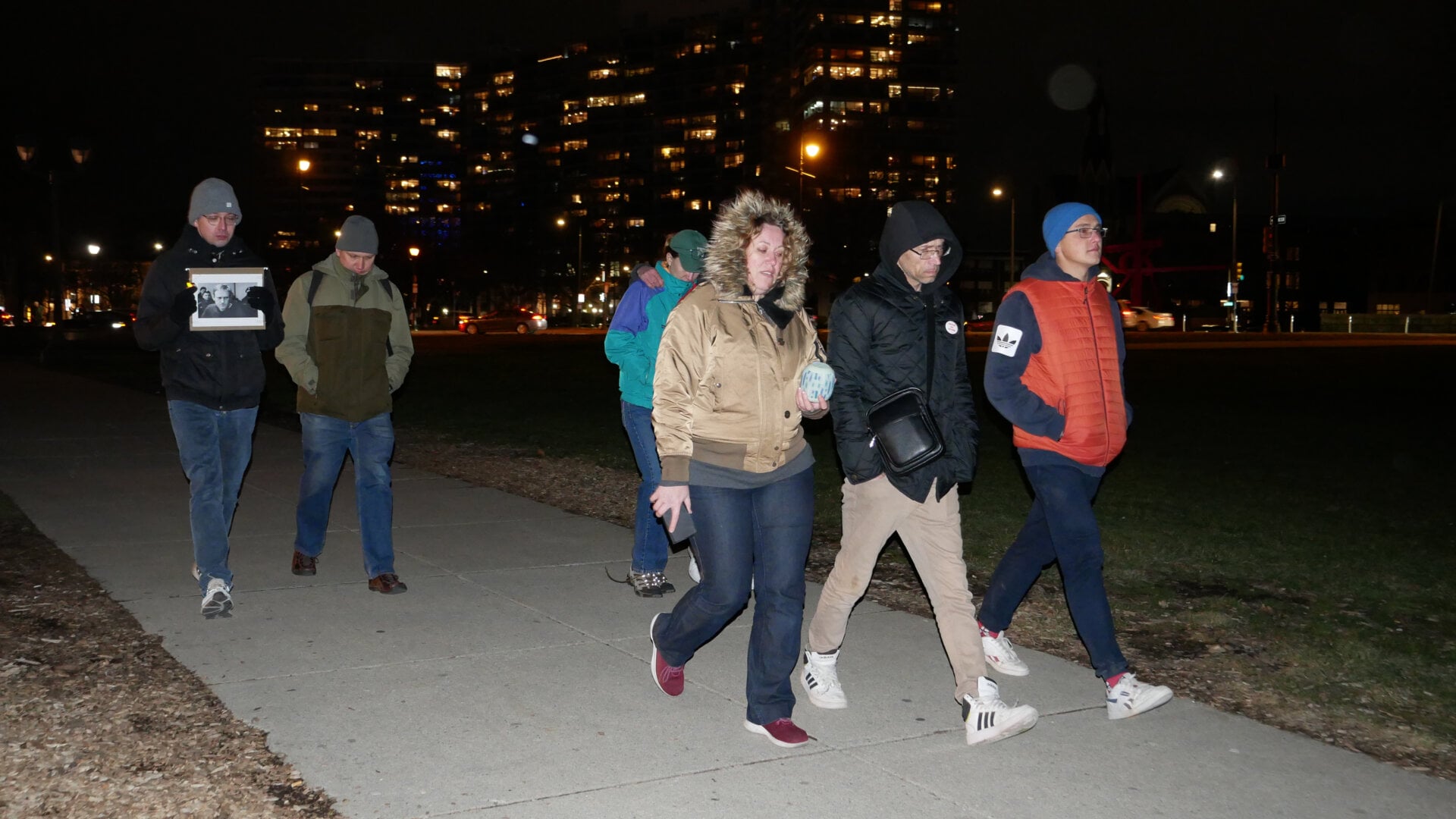 Фотография участников российской акции протеста, посвящённой смерти Алексея Навального и организованной Владом Дорохиным (Владимиром Дорохиным) около Художественного музея в Филадельфии (штат Пенсильвания, США) 1 марта 2024 года.