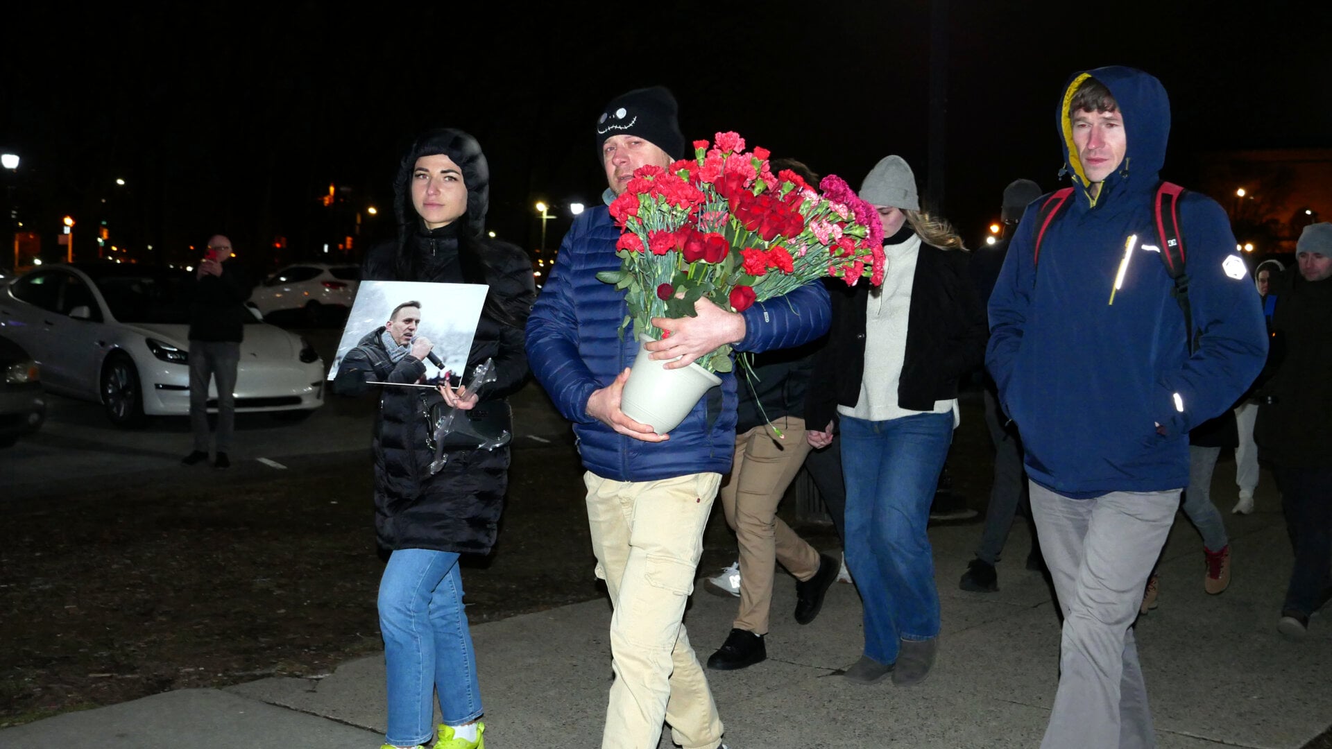 Фотография участников российской акции протеста, посвящённой смерти Алексея Навального и организованной Владом Дорохиным (Владимиром Дорохиным) около Художественного музея в Филадельфии (штат Пенсильвания, США) 1 марта 2024 года.
