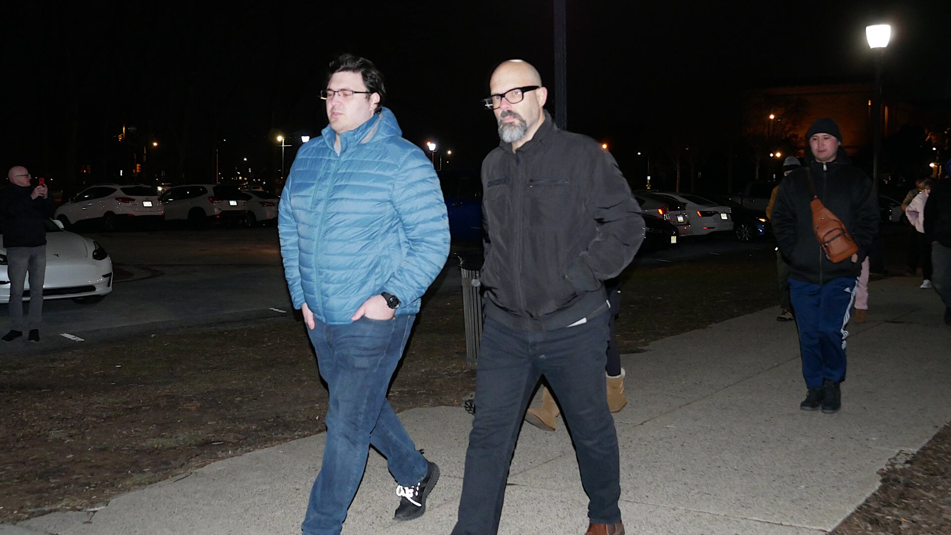 Фотография участников российской акции протеста, посвящённой смерти Алексея Навального и организованной Владом Дорохиным (Владимиром Дорохиным) около Художественного музея в Филадельфии (штат Пенсильвания, США) 1 марта 2024 года.