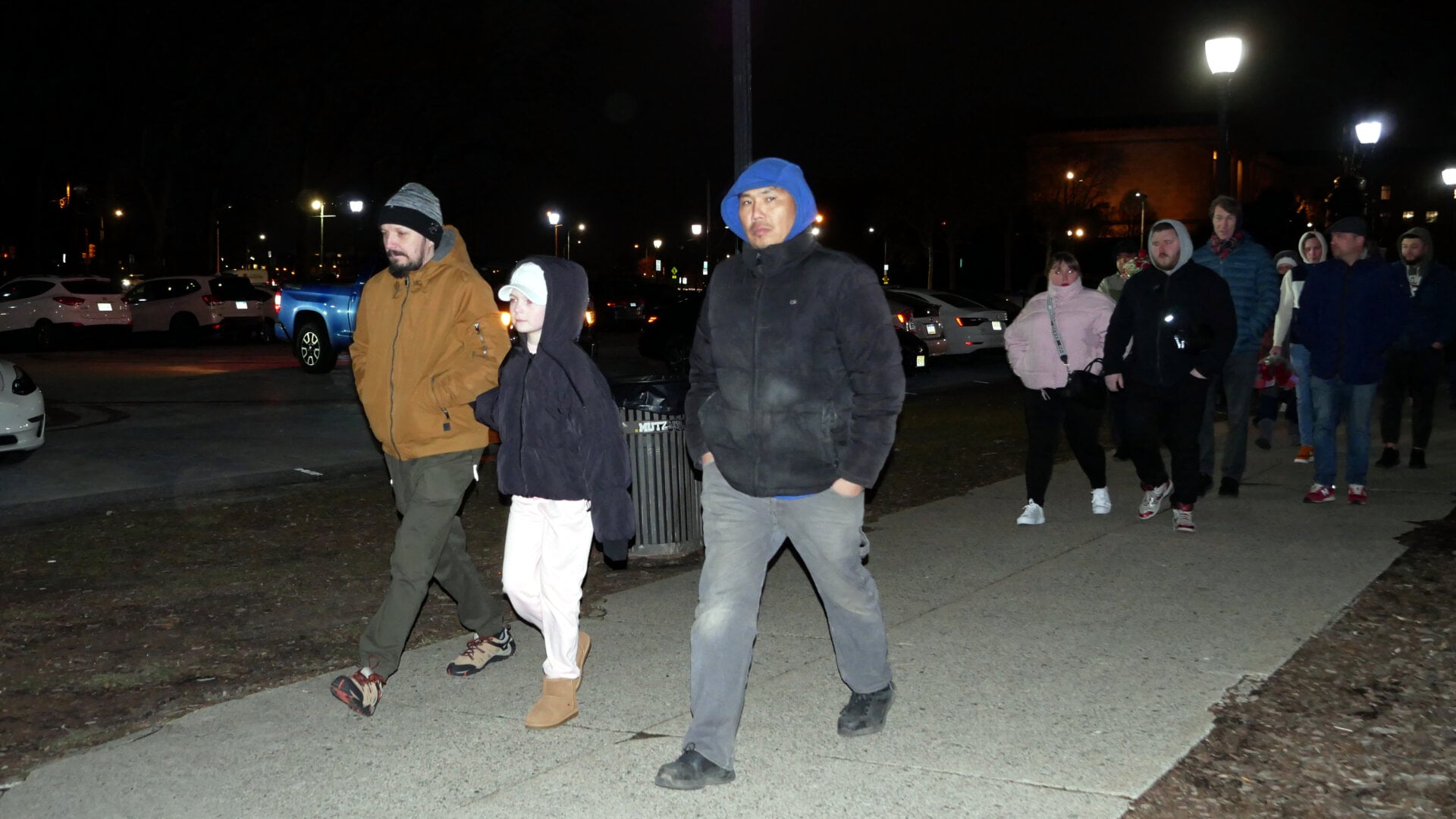 Фотография участников российской акции протеста, посвящённой смерти Алексея Навального и организованной Владом Дорохиным (Владимиром Дорохиным) около Художественного музея в Филадельфии (штат Пенсильвания, США) 1 марта 2024 года.