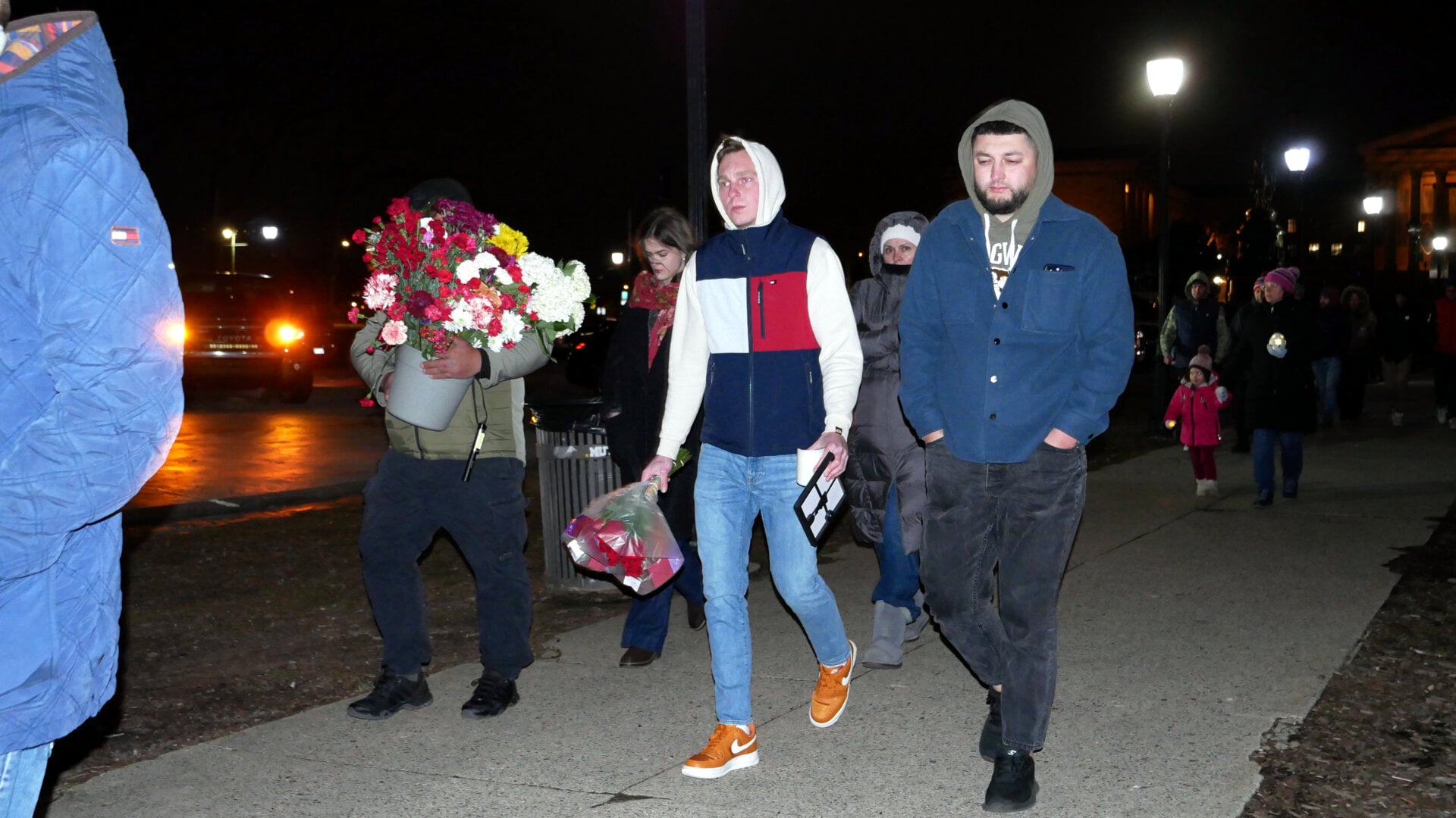 Фотография участников российской акции протеста, посвящённой смерти Алексея Навального и организованной Владом Дорохиным (Владимиром Дорохиным) около Художественного музея в Филадельфии (штат Пенсильвания, США) 1 марта 2024 года.