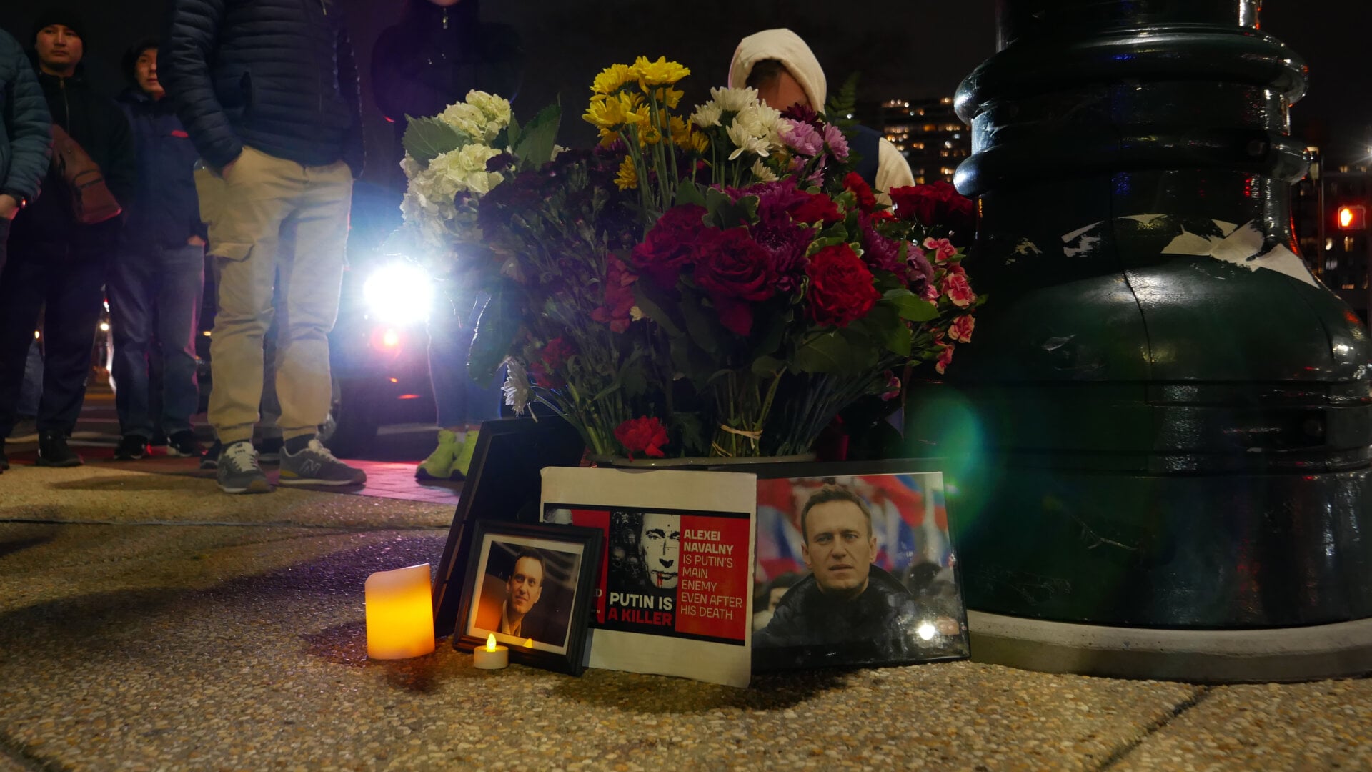 Фотография временного мемориала Алексею Навальному, организованного Владом Дорохиным (Владимиром Дорохиным) под флагом России около бульвара Бенджамина Франклина в Филадельфии (штат Пенсильвания, США) 1 марта 2024 года.