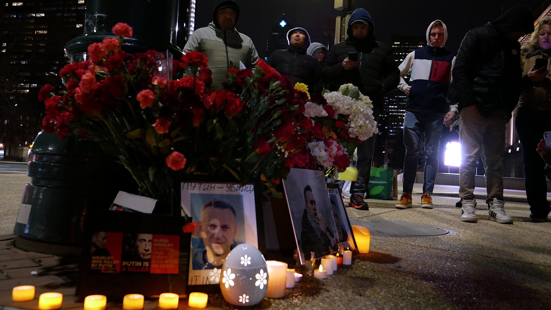 Фотография временного мемориала Алексею Навальному, организованного Владом Дорохиным (Владимиром Дорохиным) под флагом России около бульвара Бенджамина Франклина в Филадельфии (штат Пенсильвания, США) 1 марта 2024 года.