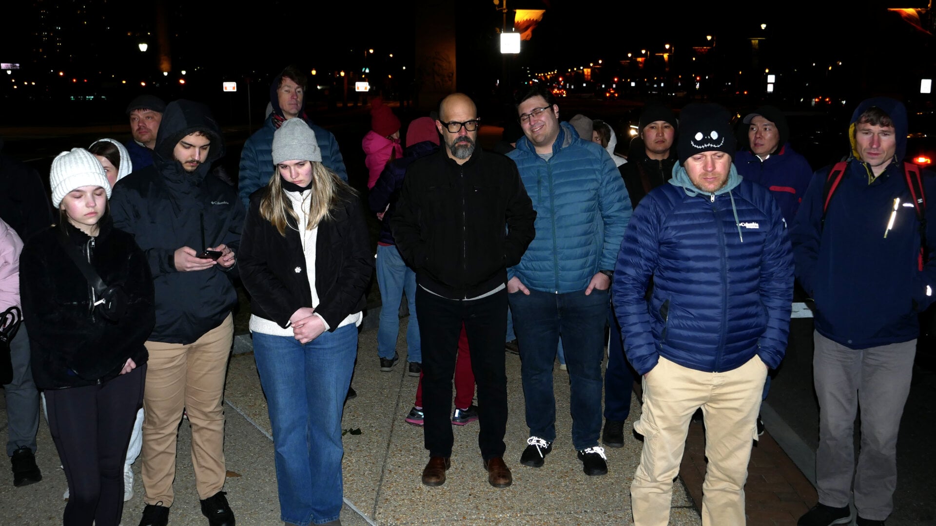 Фотография участников российской акции протеста, посвящённой смерти Алексея Навального и организованной Владом Дорохиным (Владимиром Дорохиным) около бульвара Бенджамина Франклина в Филадельфии (штат Пенсильвания, США) 1 марта 2024 года.