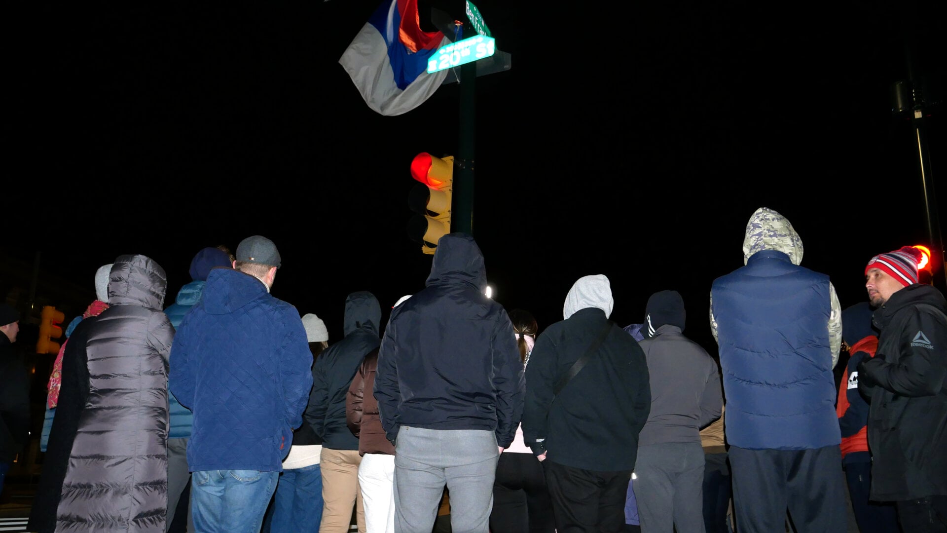 Фотография участников российской акции протеста, посвящённой смерти Алексея Навального и организованной Владом Дорохиным (Владимиром Дорохиным) около бульвара Бенджамина Франклина в Филадельфии (штат Пенсильвания, США) 1 марта 2024 года.