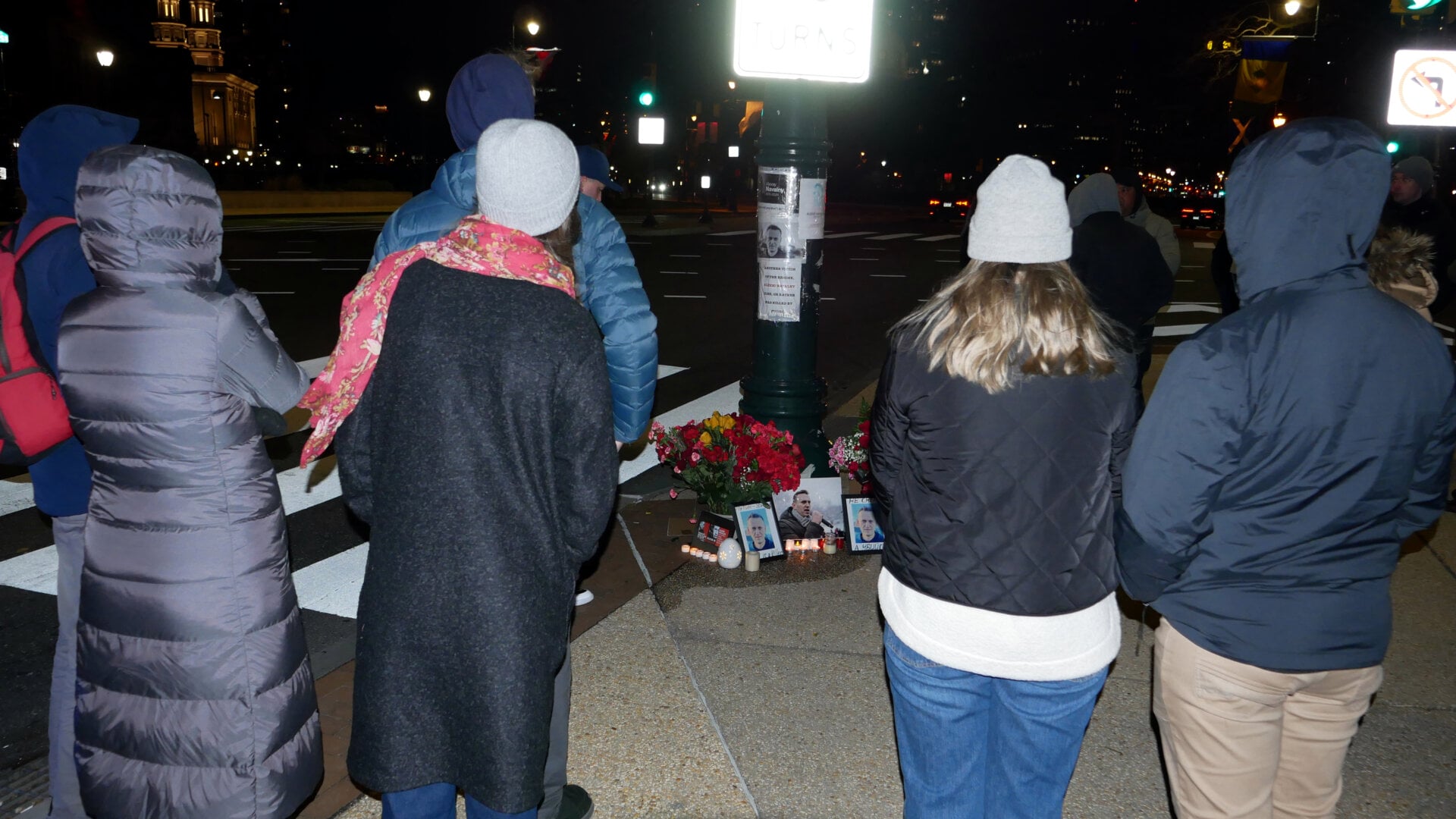 Фотография участников российской акции протеста, посвящённой смерти Алексея Навального и организованной Владом Дорохиным (Владимиром Дорохиным) около бульвара Бенджамина Франклина в Филадельфии (штат Пенсильвания, США) 1 марта 2024 года.