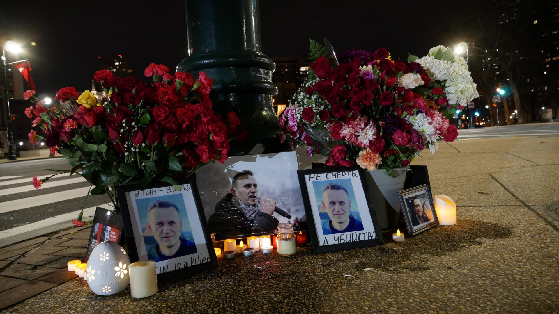 Фотография временного мемориала Алексею Навальному, организованного Владом Дорохиным (Владимиром Дорохиным) под флагом России около бульвара Бенджамина Франклина в Филадельфии (штат Пенсильвания, США) 1 марта 2024 года.