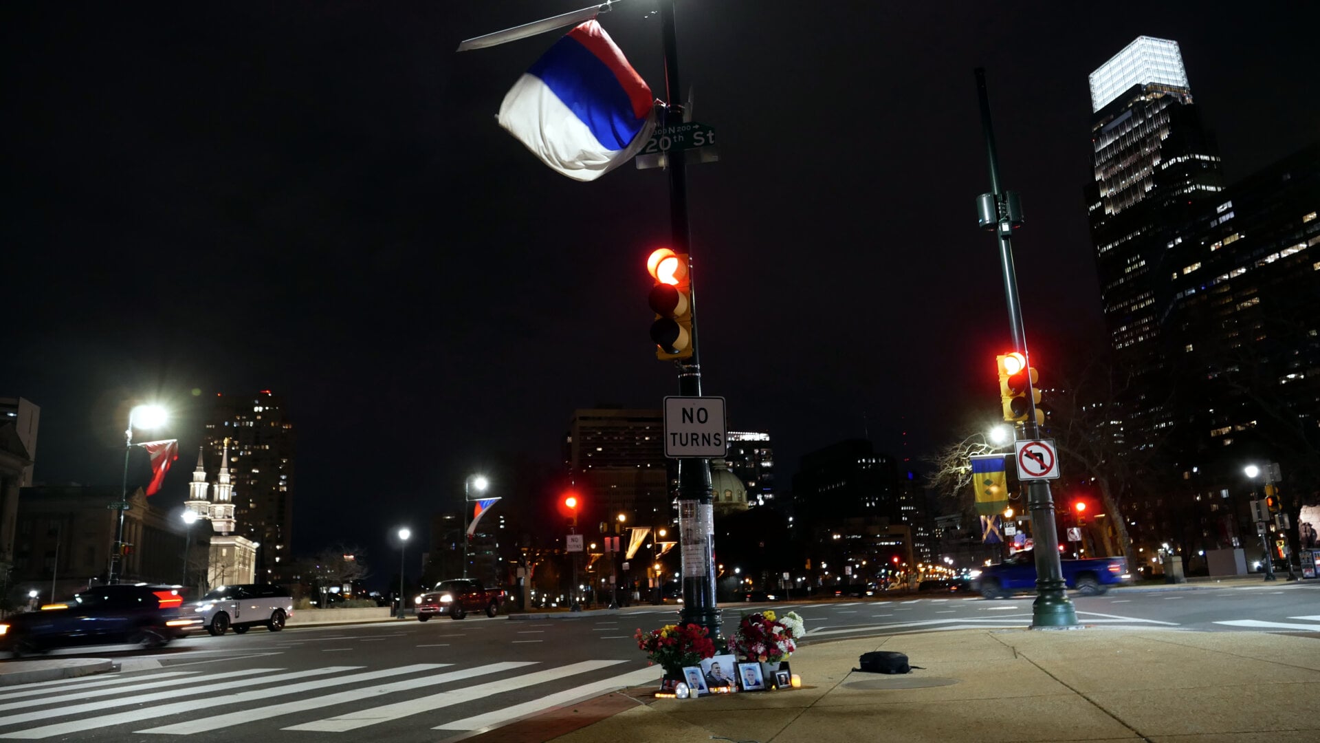 Фотография временного мемориала Алексею Навальному, организованного Владом Дорохиным (Владимиром Дорохиным) под флагом России около бульвара Бенджамина Франклина в Филадельфии (штат Пенсильвания, США) 1 марта 2024 года.