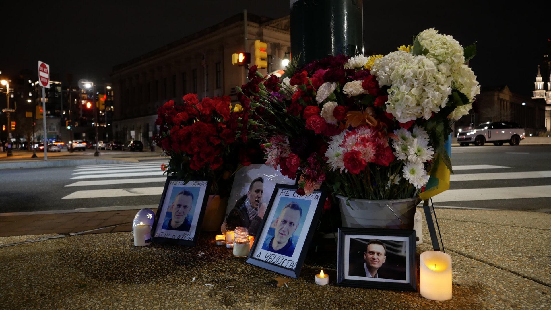 Фотография временного мемориала Алексею Навальному, организованного Владом Дорохиным (Владимиром Дорохиным) под флагом России около бульвара Бенджамина Франклина в Филадельфии (штат Пенсильвания, США) 1 марта 2024 года.