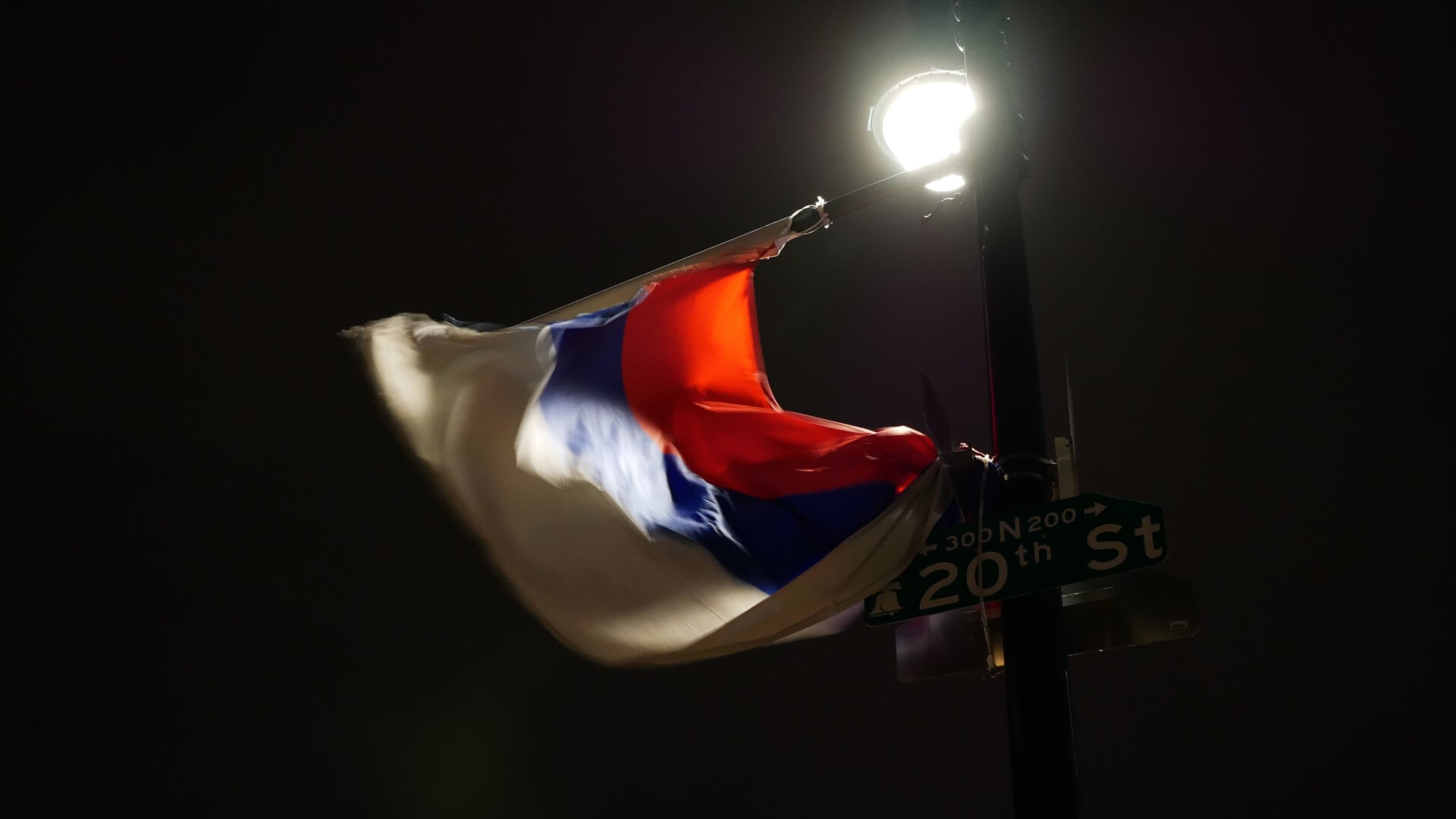 Фотография флага России около бульвара Бенджамина Франклина в Филадельфии (штат Пенсильвания, США) 1 марта 2024 года.