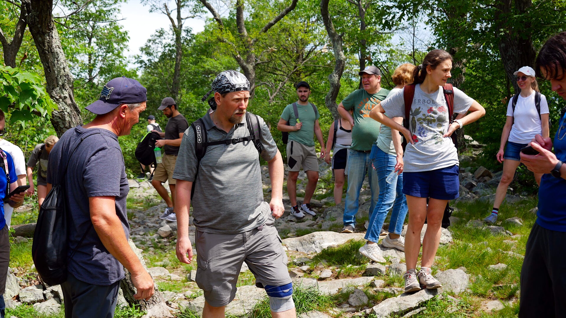 Фотография участников похода (пешей прогулки) русскоязычного сообщества в Филадельфии (штат Пенсильвания, США) 2 июня 2024 года, организованного Владом (Владимиром) Дорохиным.