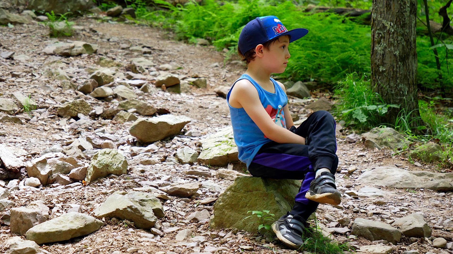 Фотография ребёнка во время похода (пешей прогулки) русскоязычного сообщества в Филадельфии (штат Пенсильвания, США) 2 июня 2024 года, организованного Владом (Владимиром) Дорохиным.