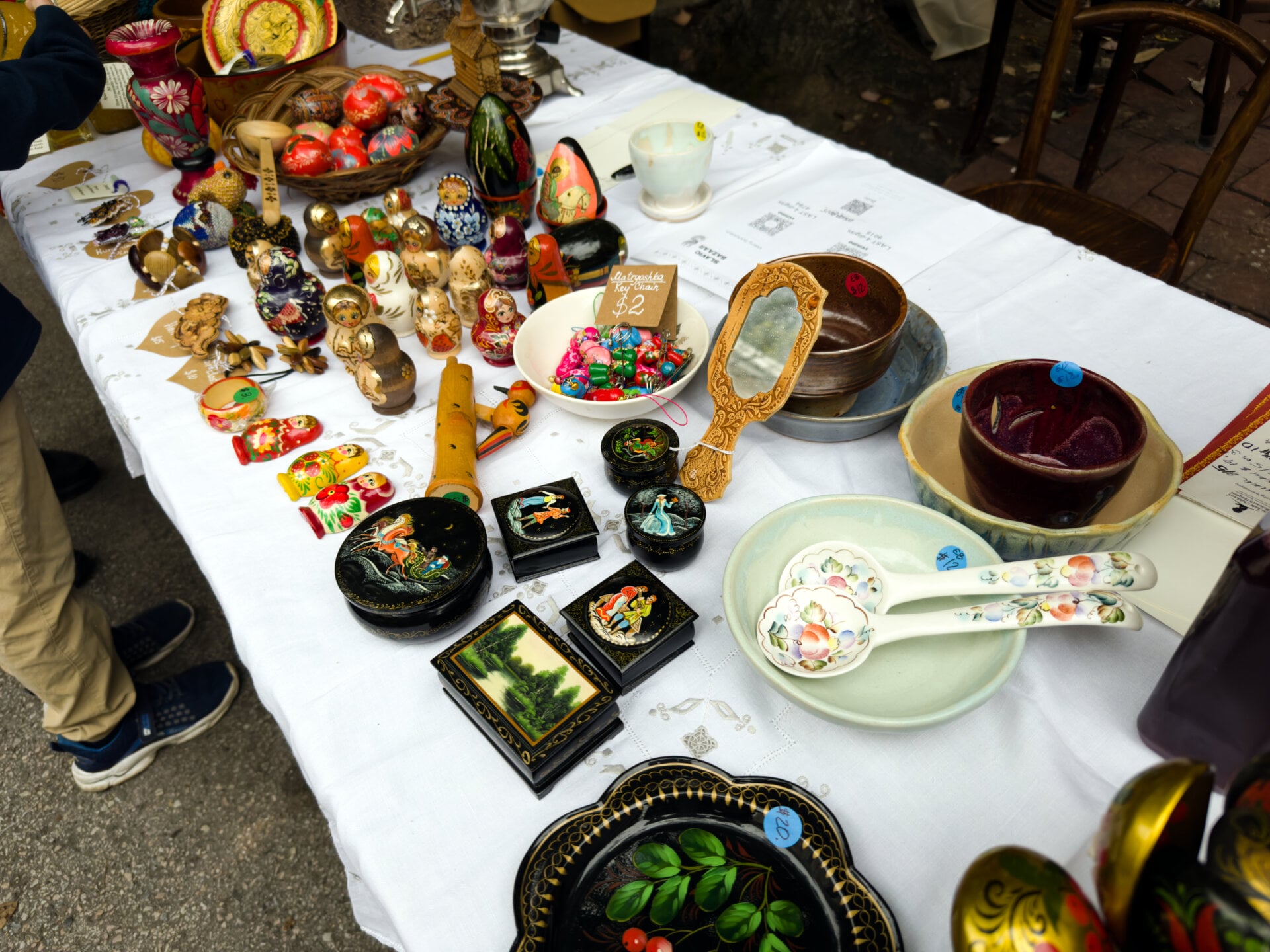 Фотография вещей русской народной культуры (фольклора) на мероприятии русскоязычного сообщества в Русской православной церкви в Филадельфии (штат Пенсильвания, США) 29 сентября 2024 года, организованном при поддержке Влада (Владимира) Дорохина.