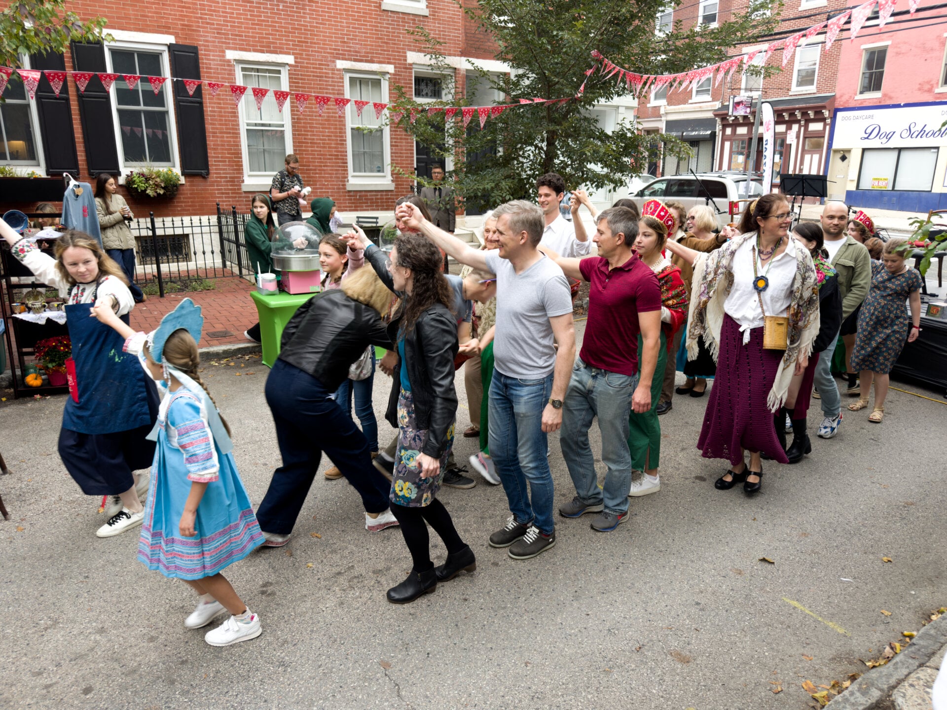Фотография танцующих участников мероприятия русскоязычного сообщества в Русской православной церкви в Филадельфии (штат Пенсильвания, США) 29 сентября 2024 года, организованном при поддержке Влада (Владимира) Дорохина.