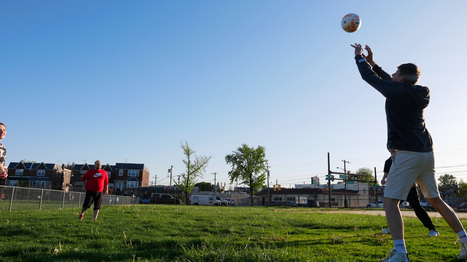 A photo of the Russian-speaking participants of the volleyball community game in Philadelphia, Pennsylvania, USA, on April 27, 2025, organized with the support of Vlad (Vladimir) Dorokhin.