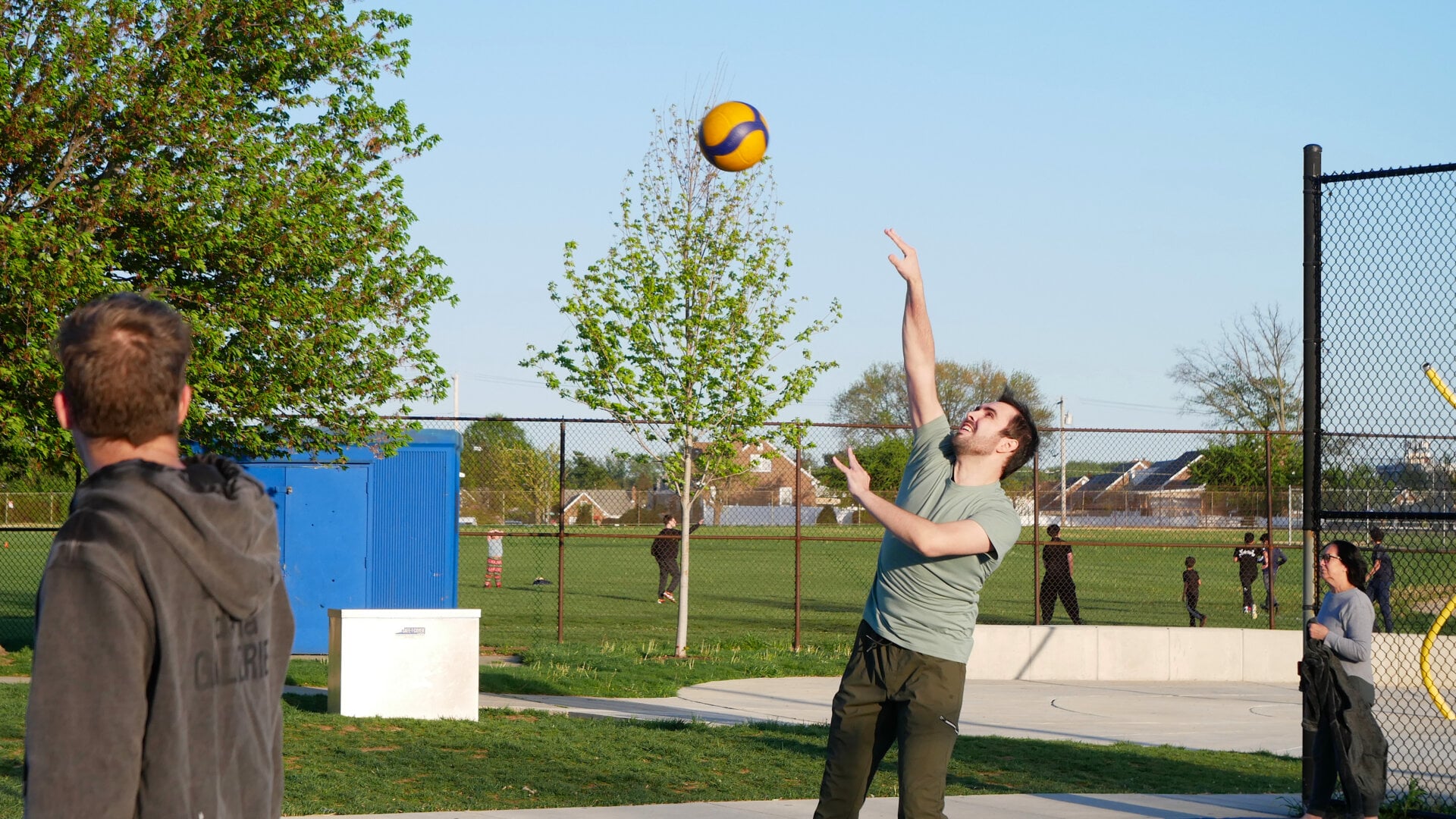 A photo of the Russian-speaking participants of the volleyball community game in Philadelphia, Pennsylvania, USA, on April 27, 2025, organized with the support of Vlad (Vladimir) Dorokhin.