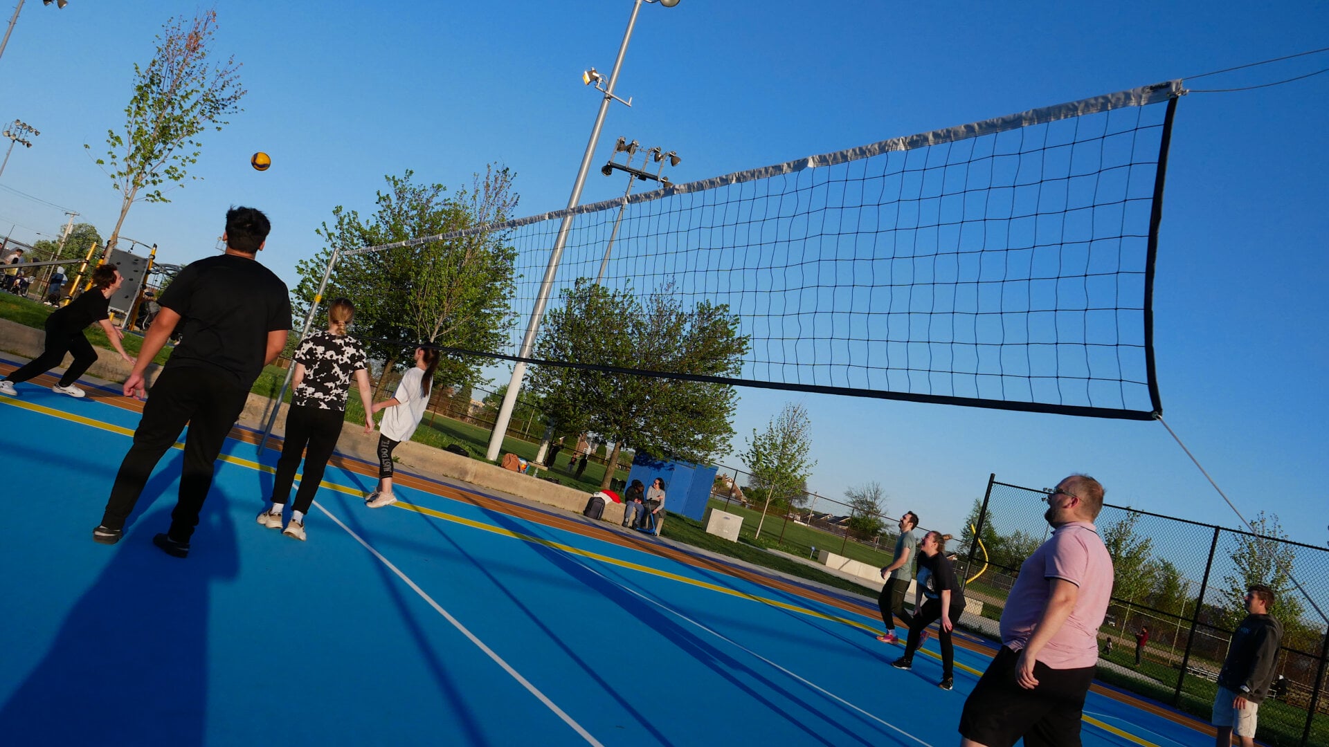 A photo of the Russian-speaking participants of the volleyball community game in Philadelphia, Pennsylvania, USA, on April 27, 2025, organized with the support of Vlad (Vladimir) Dorokhin.