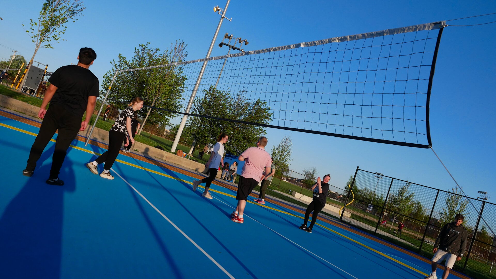 A photo of the Russian-speaking participants of the volleyball community game in Philadelphia, Pennsylvania, USA, on April 27, 2025, organized with the support of Vlad (Vladimir) Dorokhin.